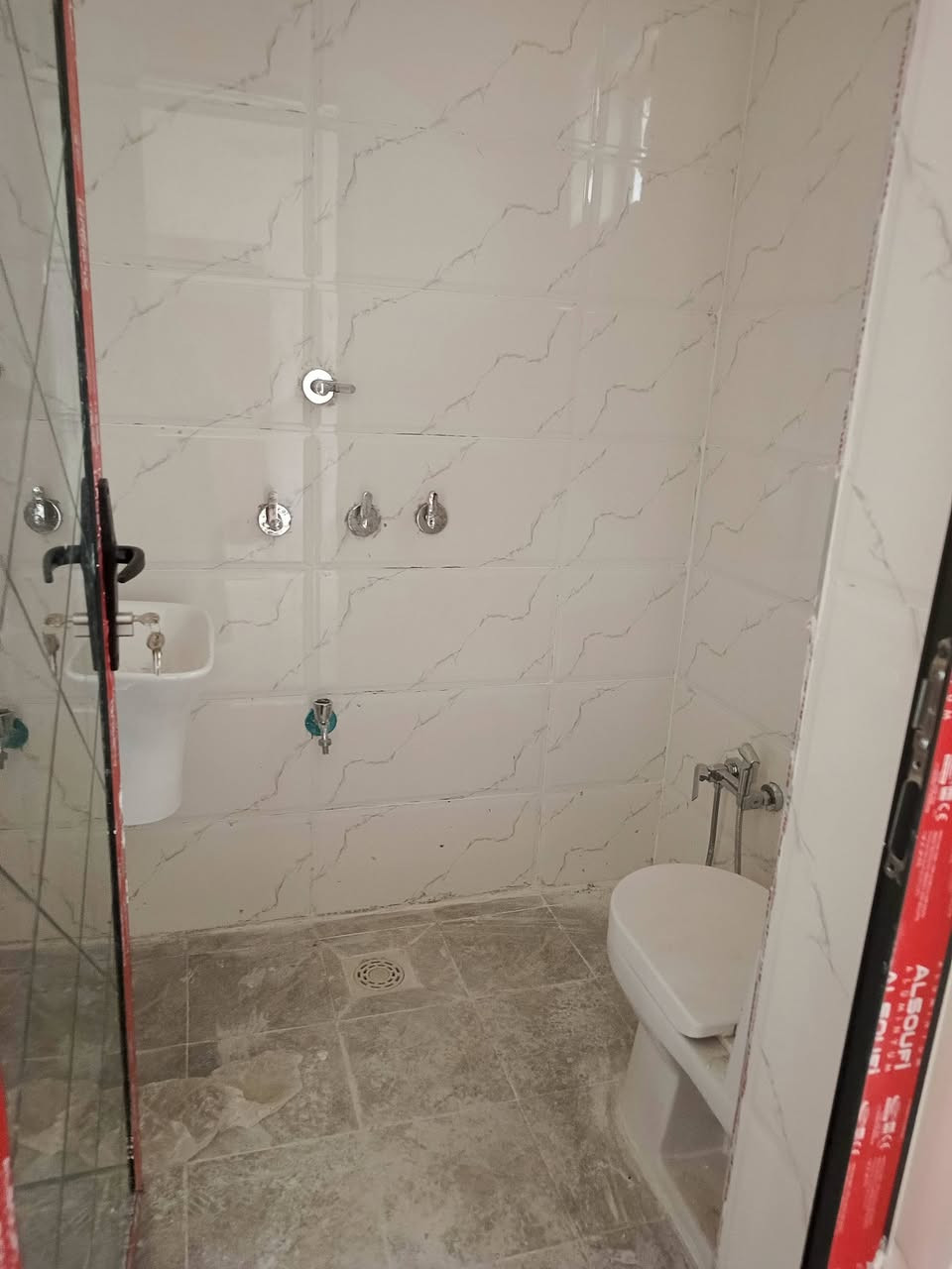 دار للبيع مساحة 70 متر مربع 14م × 5م  نوع العقار طابو زراعي سند 25 يحتوي على 3 غرف نوم +غرفة استقبال + مطبخ.بناء حديث غير مسكون. على شارع 10م منطقة البوعيثة  السلطان الاول قرب المدارس. السعر ١١٠ مليون قفل
للتواصل مع صاحب الدار مباشرة
***********
