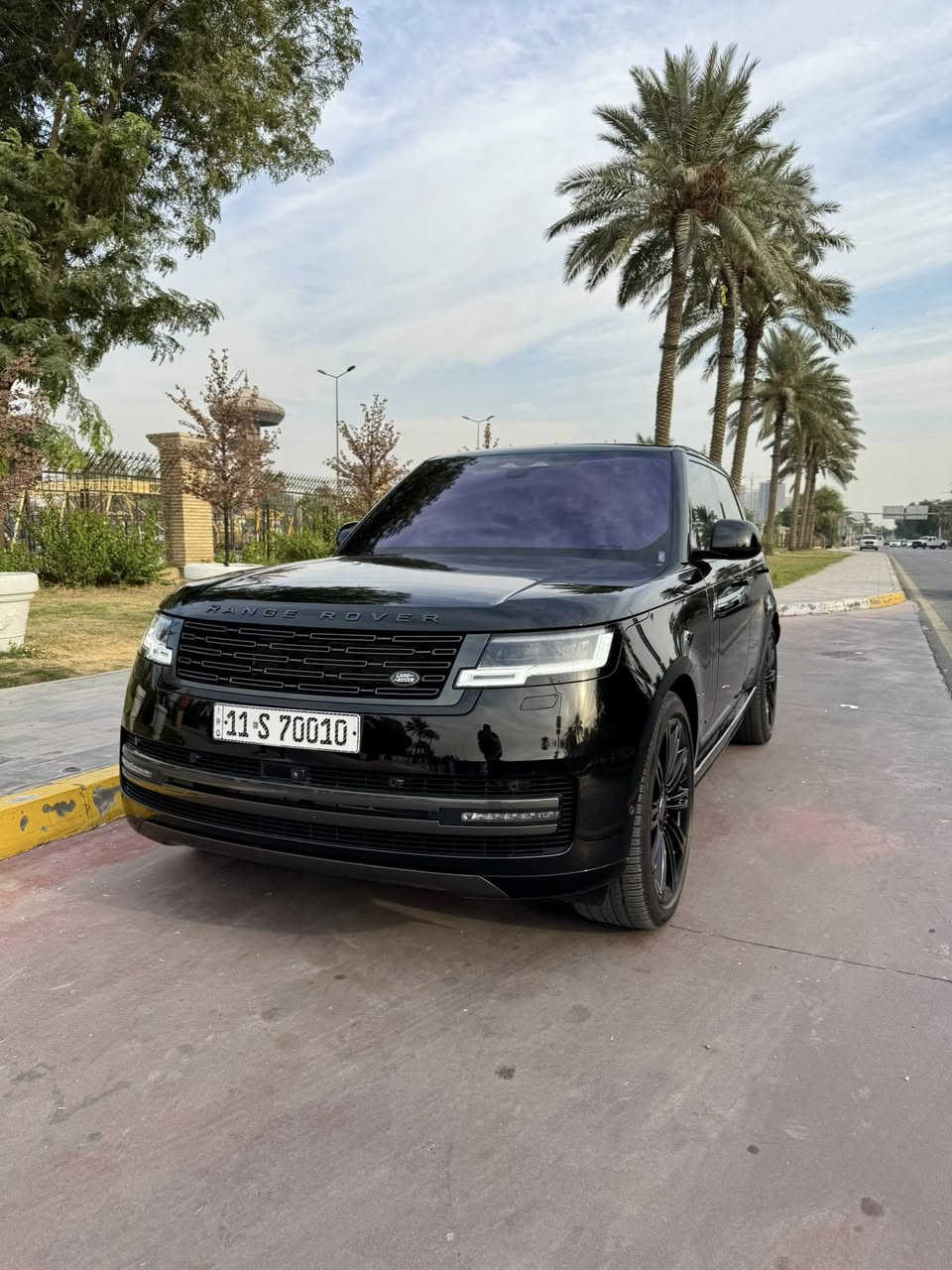 رانج روفر 2023 أوتوبايوكرافي وكالة سردار داخل الضمان وكل صيانتها داخل الشركة  مغلفة ppf ومكفولة  من جكة الأبرة الممشى 20 الف بلاك أديشن بلادي من الشركة  المحرك 8 سلندر توين تيربو
الرقم بغداد مميز مع السيارة     السيارة نظيفة جداً وما بيها أي ملاحضات وأجدد رانج بموديلها وبالخير على الي تصير من نصيبة رقم الهاتف (***********)
