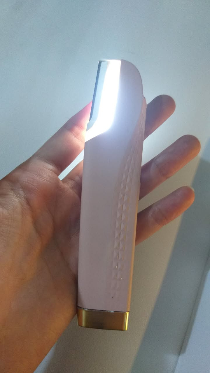 10 مع التوصيل  ، تجي وياها 5 قطع تبديل  
شفرة الديرمابلانينج الكهربائية المحمولة للوجه (Pocket Dermaplaner)
الوصف:
أداة تجميلية مبتكرة ومحمولة مصممة خصيصاً لتقشير بشرة الوجه وإزالة الشعر الوبري (شعر الخوخ) والخلايا الميتة بكل سلاسة وأمان. تمنحكِ بشرة ناعمة كالحرير، وتساعد في زيادة امتصاص سيرومات العناية وتثبيت المكياج بشكل مثالي بدون تكتل.
أبرز المميزات:
إضاءة LED مدمجة: مزودة بضوء أمامي كاشف لرؤية أدق الشعيرات والوبر لضمان نتيجة مثالية ونظيفة.
شفرات بديلة متعددة: يأتي الطقم مع 6 رؤوس شفرات إضافية قابلة للاستبدال بسهولة لضمان النظافة والاستدامة.
تصميم أنيق ومريح: ملمس خارجي بتصميم هندسي (Diamond-cut) يمنع الانزلاق أثناء الاستخدام، مع حجم "جيب" صغير يسهل حمله في حقيبة اليد.
آمنة ولطيفة: مصممة لحماية البشرة الحساسة من الجروح والتهيج مقارنة بالشفرات التقليدية.


**إذا كنت صاحب هذا الإعلان وتريد حذفه لأي سبب، رجاءا أرسل رسالة إلى الدعم الفني**