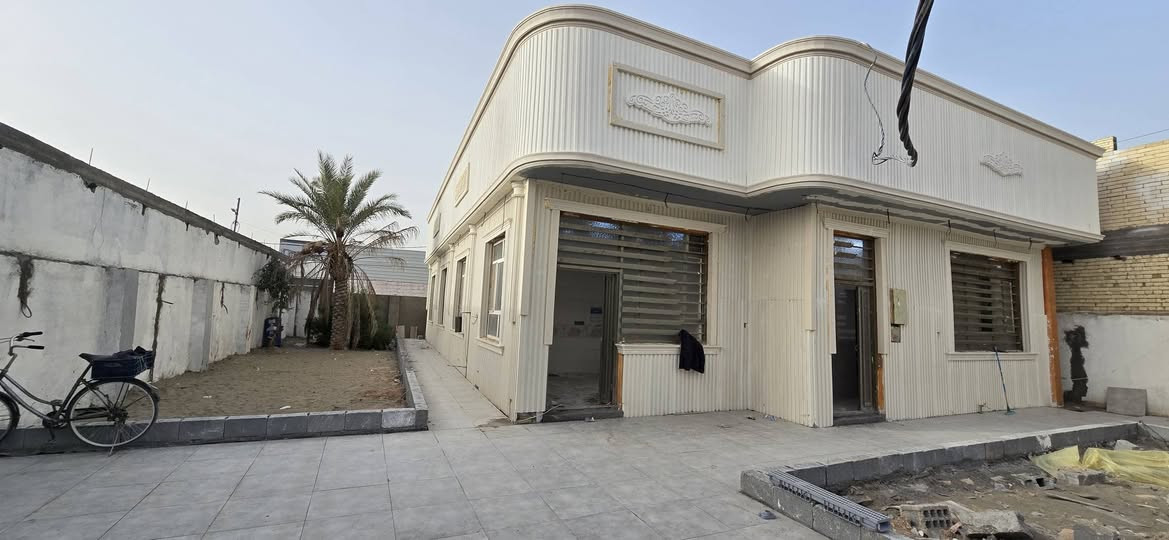 السلام عليكم بيت للبيع المساحه الكليه 500متر مساحه البناء تقريبآ ٢٧٠ متر بناء حديث طابق واحد يحتوي على غرف عدد ٤ مع صاله كبيره واستقبال ومطبخ حدائق عدد 2طبعا البيت تستلم جاهز بعد التشطيب سند 25طابو زراعي إقرار محكمه العنوان كربلاء خلف سايلو كربلاء عبر نهر الهنيديه بالفرع  بسعر ٣٥٠ مليون قابل للتفاوض مع صاحب العقاري مباشر استفسار اكثر الاتصال بالأرقام التالية يتوفر لدينا مختلف المساحات بيع وشراء او مراوس 
***********اسيا وتساب 
***********
***********
