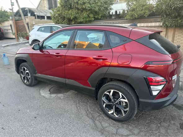 🔹 اللون: احمر دم غزال 
🔹 الموديل: 2025/ وارد  رقم بغداد بسمي 
🔹 المسافة المقطوعة:9000كيلو يعني بعده زيرو 
🔹 المحرك: 2000cc – اقتصادي وعملي
🔹 الحالة: السيارة بحالة الوكالة (جداً نظيفة)

✅ المواصفات:

 • رادار أمامي + جانبي + خلفي
 • تحديد مسار + مانع تصادم
 • دخول ذكي + بصمة تشغيل + بصمة أبواب
 • شاشة متصلة حجم 12.3 إنج مع نظام Apple CarPlay
 • كاميرا دوارة + شاشة عدادات متغيرة + شاشة أعطال
 • أوتو هولد + أوتو ستوب + سايد بريك بصمة
 • نظام نزول منحدرات + أوضاع قيادة متعددة
 • إنارة LED نهاري وخلفي + لايت زينون
 • داخل اسود ملكي 
 • منافذ شحن Type-C
 • الحادث بسيط (بنيد مقدمه نصبغ  +جاملغ بارد بسيط ، بدون دواخل ✅ (موضح بالصور).

💰 السعر:ب 182💵
📍 المكان: بغداد لاعظميه او صليخ 

📞 للاستفسار: [***********]سعر ب182بيه مجال بسيط 
ابو يحيى ™️ بغداد
