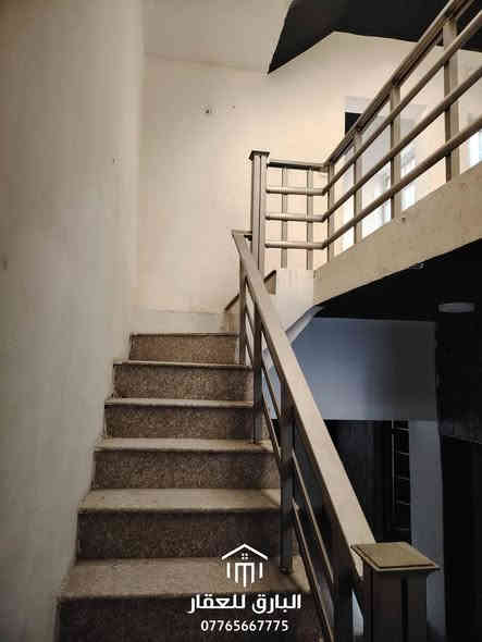 🔱 دار للأيجار في منطقة الكرادة 🔱

الموقع📍 : كرادة قرب مجسر الربيعي  

⭕ المساحة : 200 م

⭕ الواجهة : 7 م

⭕ المشيدات : 3 طابق 

🏡 التقسيم الداخلي :

🔺 الطابق الأرضي : كراج - حديقة  - مطبخ - صالة - حمام - منور داخلي- منور خارجي - غرفة نوم

🔺 الطابق الأول : 2 غرفة نوم -حمام - جلسة كبيرة - جلسة صغيرة - بلكونة 

🔥 مميزات إضافية : 

🔺يقع بين الكرادة خارج ومجسر الربيعي 

⭕ السعر الأيجار: عند الإتصال او حضورياً 📞

⭕ للإستفسار : ( الواتساب متاح ) 📱

***********

⚠️” تحذير : هذا العرض قد يختفي قبل أن تقرر !“

🟢 نستقبل عروض البيع ، الشراء ، الإستبدال ، إدارة الأملاك ، و الإيجارات بأنواعها ( سكني ، تجاري ، خدمي ) 🟢

عنوان المكتب📍: بغداد - الكرادة داخل - قرب مطعم الصبايا - فرع مدرسة لبنان ( موقعنا مثبّت على Waze , Google maps ) 

#البارق_للعقار
