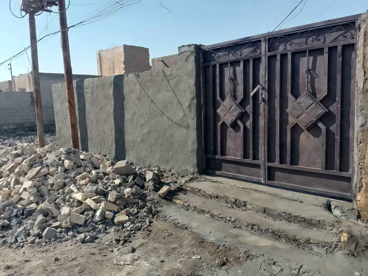 سلام عليكم بيت للايجار
بحي الحسين  شارع ابو حسان  بيت نضيف 
بيه غرفتين. وصاله ومطبخ حار وبارد  وديوانيه 
بيت مال عائله  للاستفسار. ***********
***********
