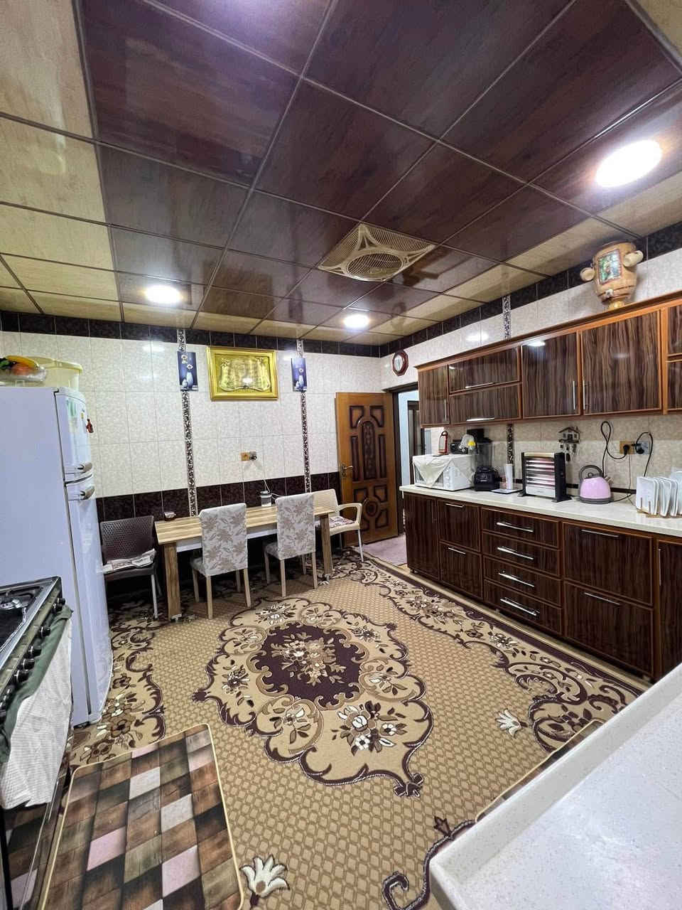 للبيع
تسعين يم كراج بغداد قرب شارع المطار
المساحه ٢٠٠م ركن زراعي واجهه ١٠عمق ٢٠ يتكون 

غرفتين نوم 

غرفه استقبال 

هول داخلي 

مطبخ +٢ صحيات 

كراج كبير +بيتونه كبير

***********

***********
