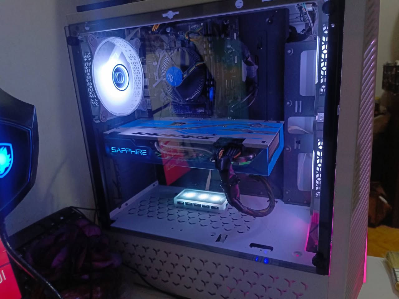 السلام عليكم #PC للبيع 

CPU CI5 9400F

GPU RX 590 8GB (NITRO DUPPHER)

RAM 16 GB (2*8) 3200 DDR4

M.B H310 S2H GIGABYTE

M.2 1TB (1000GB) KINGSPEC

PSU FSP HEXA 500W+

CASE POWER TRIN 3FAN RGB

REMOTE CONTROL 

///////////////////////////////////////////////////////////////
الشاشة 
MASS 

144 HZ

24 INCH

IPS

//////////////////////////////////////////////////

كيبورد + ماوس

/////////////////

UPS FARPER 1500W

//////////
الفرمته والتعريفات عليه 

السعر 600 الف دينار المكان بغداد 
كامله من كلشي بس تشد وتلعب 

للاستفسار الاتصال على الرقم ***********
***********
واتساب متوفر
