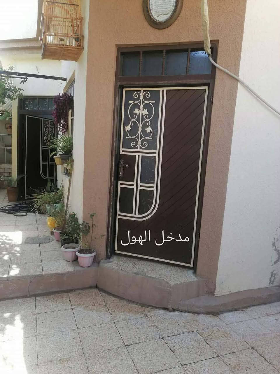 السلام عليكم. دار للبيع في حي الانتصار شارع 60 جهة الميثاق مقابيل المستوصف مساحة 100متر مربع. الدار ركن يتكون من غرفة نوم وهول واستقبال ومطبخ وبيتونة كبيرة الدار بأسمي شرط التحويل للاستفسار على الرقم‏‪***********‬‏ او‏‪***********‬‏
