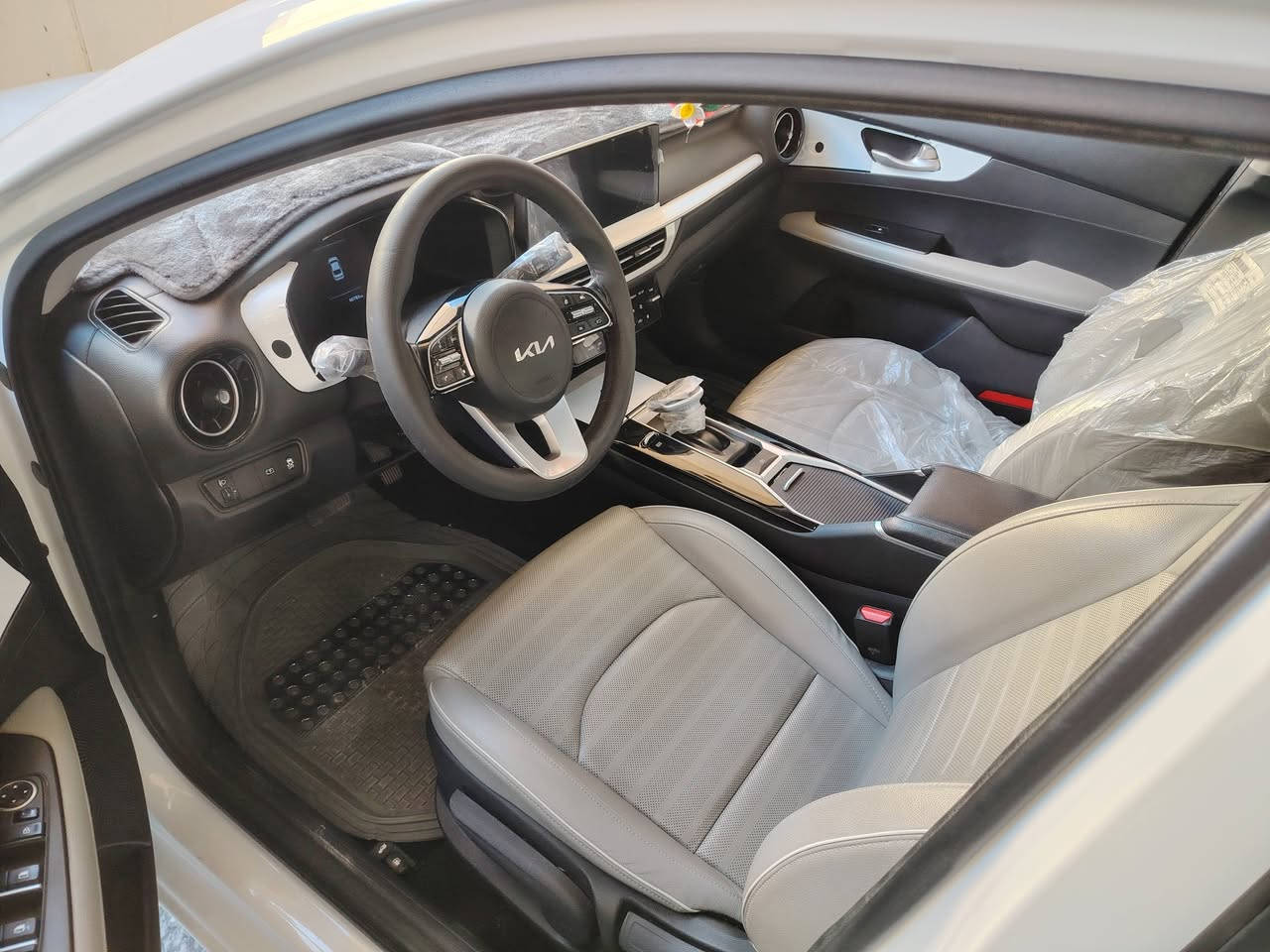 سلام عليكم شباب
كي ثري للبيع موديل 2023
السيارة فول مواصفات ماشية 60000Kيعني جديدة
مواصفات السيارة 
١-بصمة 
٢-فتحة 
٣-تحكم ستيرن 
٤-مري شفط 
٥-يدات نيكل
٦-حساس امامي خلفي 
٧- كامرة 
٨-اشاير بلمري 
٩-كشن جلد 
١٠-نقطة عمياء 
١١-لايت زنون 
١٢-انارةLED
١٣-مانع نزلاق 
١٤-وتو هولد 
١٥-اربع وضعيات قيادة سبورت - يكو - نورمال - وطبيعي 
محرك السيارة 1500 دبل نوزل يعني  السيارة خير من لله والسيارة اباسمي رقم بغداد الدوالي والسيارة مكفول كفاله عامه
مكان السيارة كربلاء السعر 142بيه مجال للشراي يتصل
***********
***********
