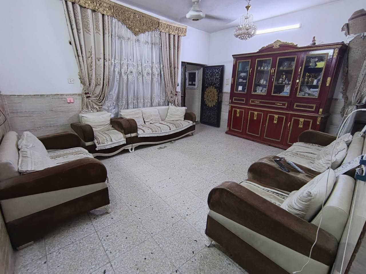 سلام عليكم اغراض بيت مستعملة نظيفة كما موضح تخمين ومعرض وكاونتر وبعد مكيف وسبلت البياع المواصلات *********** واتساب
