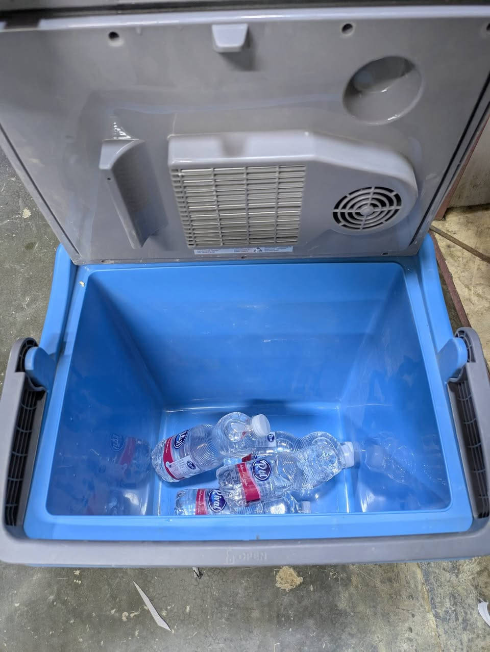 مجمدة صغيرة تسع تقريبا 4 سيتات مي تشتغل على الكهرباء وعلى جداحة السيارة
اعلى سعر ابيع


**إذا كنت صاحب هذا الإعلان وتريد حذفه لأي سبب، رجاءا أرسل رسالة إلى الدعم الفني**