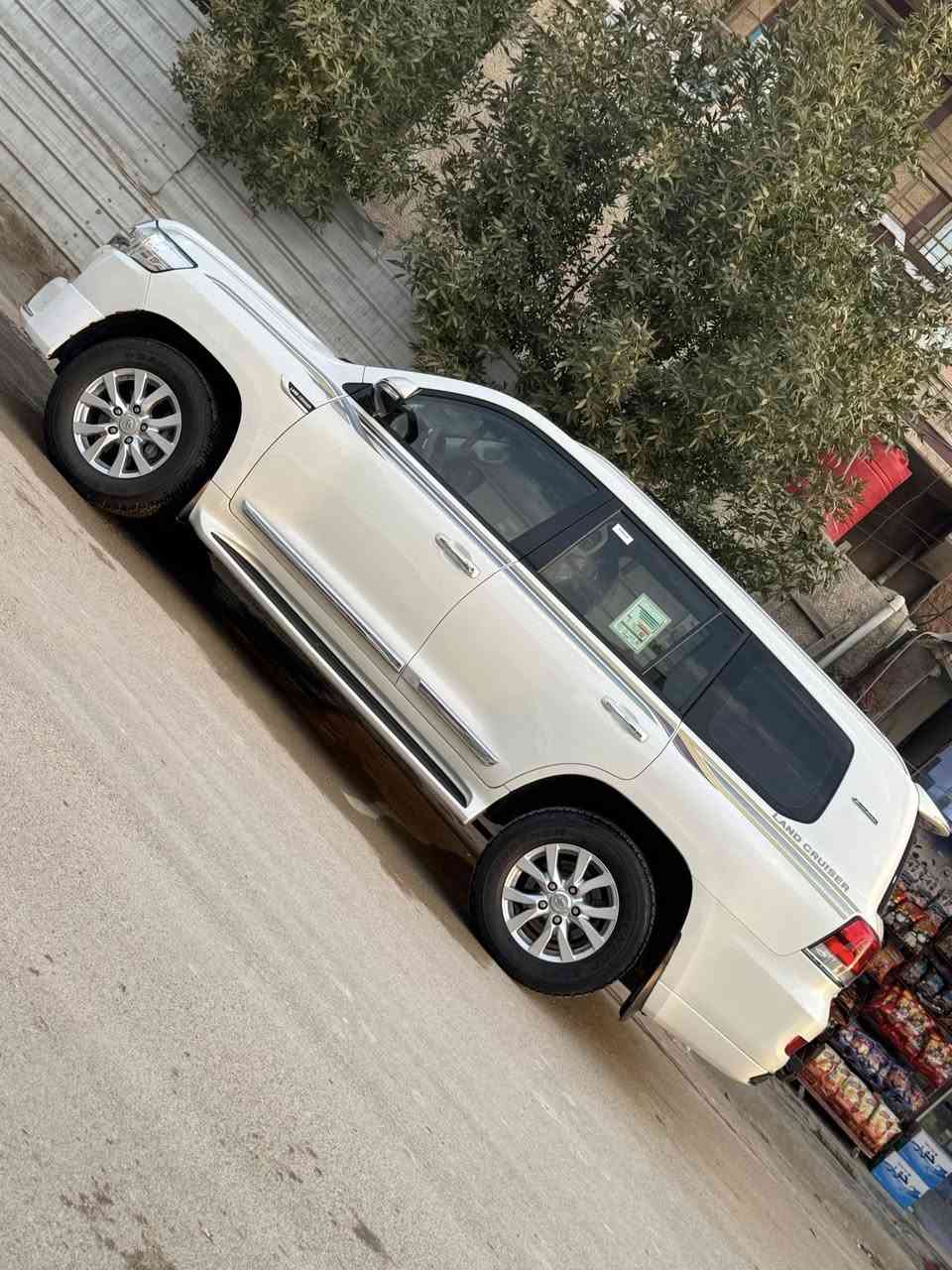 السلام عليكم
للبيع فقط لاندكروز ٢٠١٨  بريم اصلية بلادية كلهة بدون صبغ حتى الدعاميات السيارة بدون رمل بالبنيد والشريط مكفول اني شادة وعلى ضمانتي 
محرك ٤٠٠٠ (٦سلندر) مكفول ماشي ١٠٢حقيقي
تخم تاير جديد دنلوب 
كشنات بلادية نظيفة ١٠٠٪؜
ويل كب بلادي
بدون شخوط السيارة بدون بارد 
من كل النواحي بلادية 
شاشة بلادية مال بريم العميقة + شاشة DVD بالسقف
ارضيات بلادية + حوضية
دوسات بلادية
جام كامل بلادي وحتى الامامي بلادية
يدات بلادية
مري شفط 
حساسات امامي خلفي
ثلاجة 
تحكم ستيرن 
بصمة ودخول ذكي 
عنوانهة بغداد (حي الاعلام) ***********
السعر ٥٠٠ ورقة (٥دفاتر)
