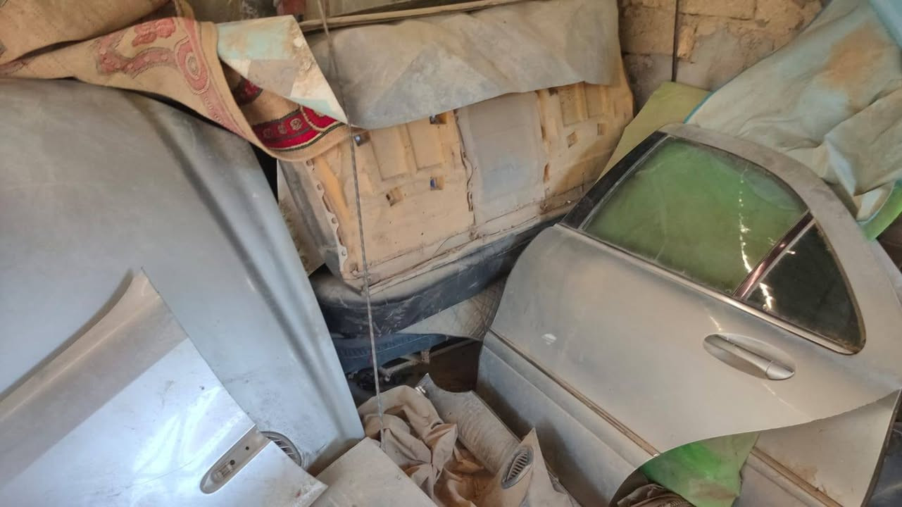 السلام عليكم غراض مارسدس غواص مديل 2000غراض نضاف بس يحتاجن ترتيب
بنيد امامي 
بنيد خلفي 
تخم كشنات نضيف بس الكشن مال سايق بي شك زغير 
جاملغات اماميه 
و٤ بيبان نضاف هنه والبطانه مالتهن والكهربائيات 
للبيع السعر 2مليون وبيهن مجال ابيعهن كلهن سويه 
مكاني بصره كرنه للتواصل خاص او علا هاذ الرقم 
***********
