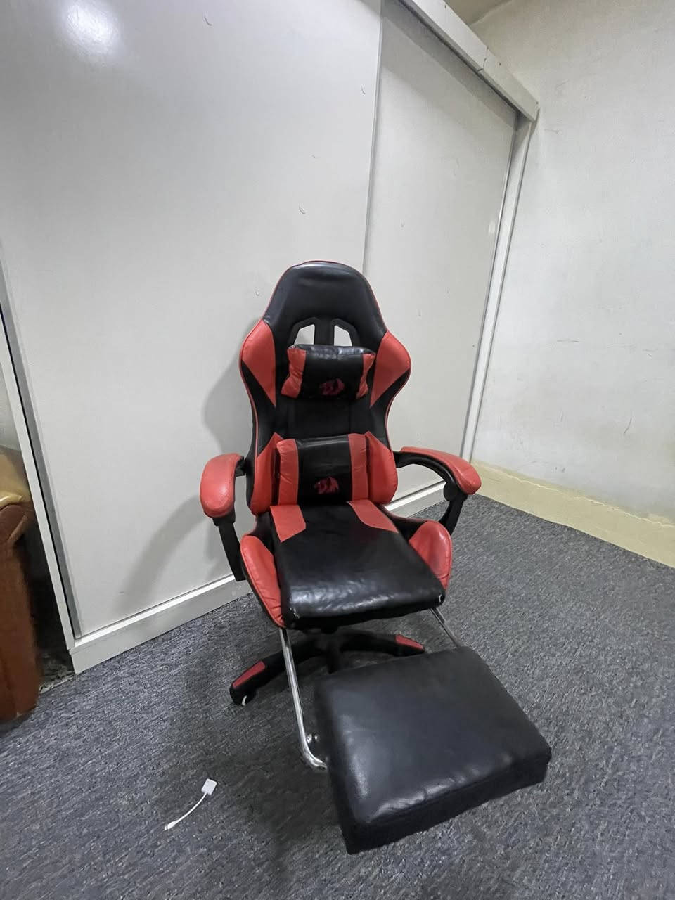 السلام عليكم
كرسي كيمنك مستعمل 
ماركة ريد دراجون 
نضيف 100‎%‎ 
شغال تحريك ارتفاع وضهر 
مسنده وتدليك كهربائي (شغال)
مسند للقدمين 
مابي اي عيب رايده ب 70 الف 
وين ماجان مكانك ادزه الك
***********

