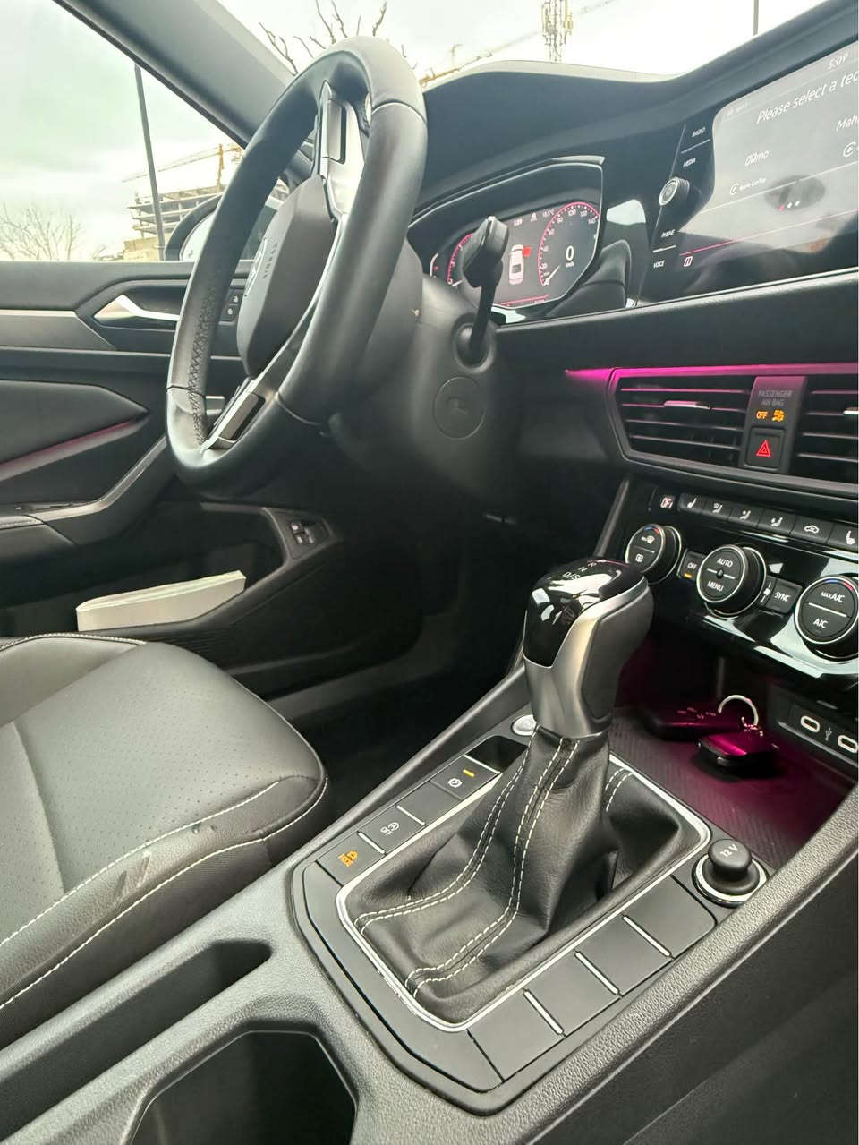 Jetta sport. 2024

✅ دیزاینی دەرەوە: ویلی ١٧

✅ تەکنەلۆژیا: شاشەی دیجیتال (Digital Cockpit)، شاشەی ناوەڕاستی تەچ، Apple CarPlay و Android Auto

✅ سەلامەتی: ڕاداری پێشەوە، Blind Spot (ئاگادارکردنەوەی خاڵی کوێر)، کامێرای دواوە

✅پانۆڕاما

✅سوکان گەرم 

✅کوشین گەرم 

✅لیدی ناوەوە 
سەیارەکی پاک و بێ مەسرەفە 
٢ پارچەی بۆیاخە بێ ناو گرتن و بێ ئارباگ 

*********** أربيل, العراق
