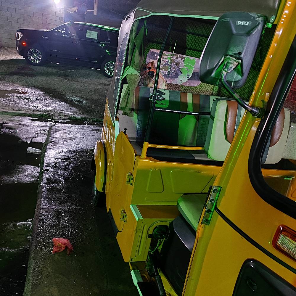 تكتك موديل2021 تكتك نضيفة وحلوة مثل ما كدامك ب صورة كبل الشارع 