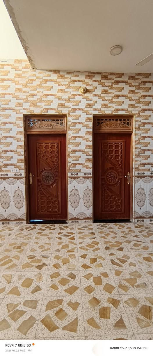 السلام عليكم دار للبيع طابقين زراعي سند ٢٥ بي وصل من البلديه
المساحه ٤٧٥متر كونكريت مسلح والارضيه رفت يحتوي على غرف نوم عدد ٣ صالات عدد ٢ براني صحيات عدد ٥ داخلي وخارجي الطابق الثاني غرفه نوم صاله صحيات سطح شتايگر نضيف البيت عالي عن الشارع العنوان خلف عمارات الزيتون شارع سيد هاشم قرب حسينية حامل الواء السعر ٩٠ وبي مجال الاستفسار خاص او اتصل‏‪***********‬‏
