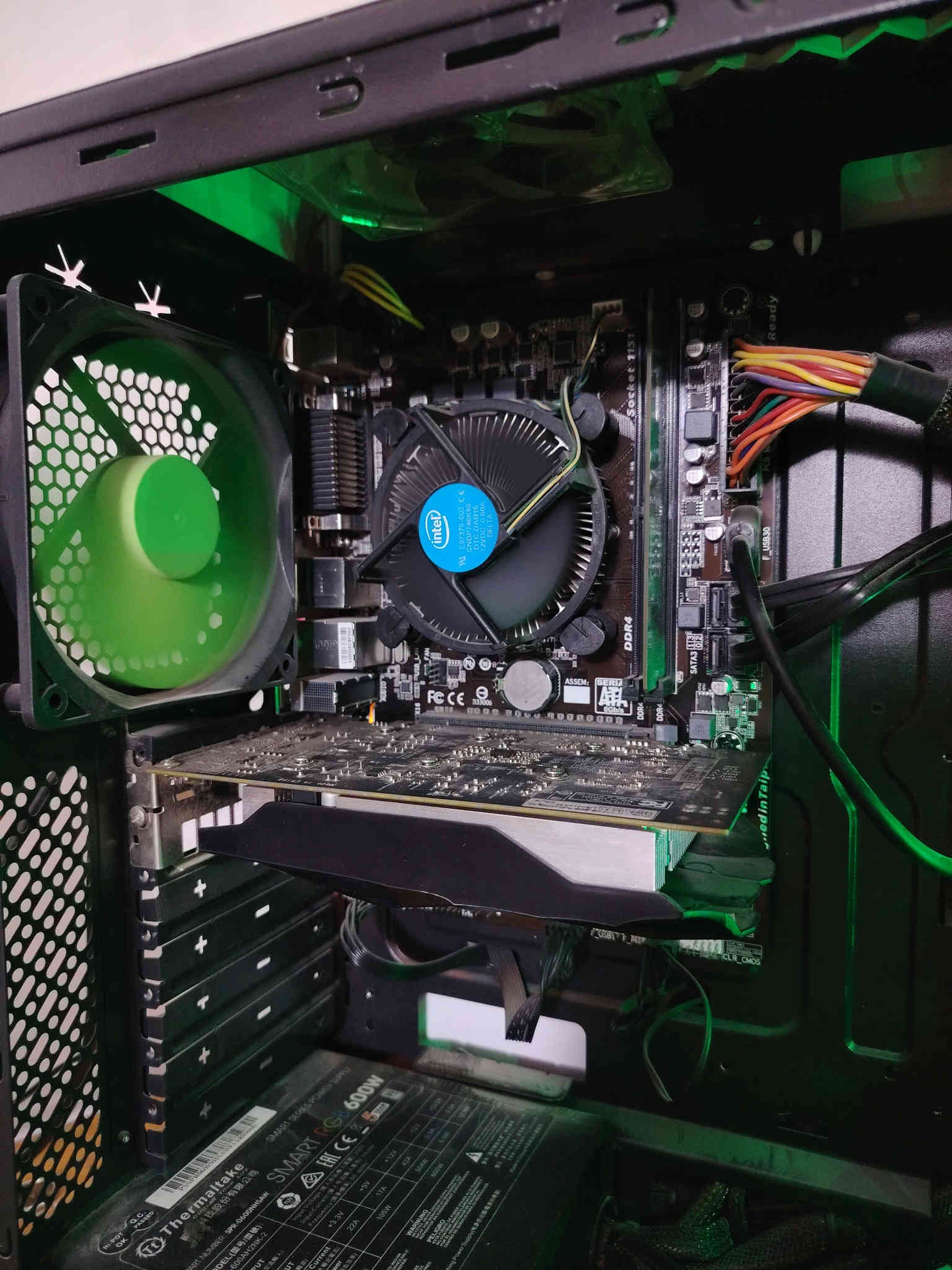 جهاز نظيف وشغال 100%، مناسب للدراسة والشغل وحتى البرامج الهندسية مثل AutoCAD وRevit وSolidWorks.
المواصفات:
 Core i5
GTX 1050Ti
 1T SSD
 8GB RAM
أداءه سريع وممتاز، جاهز للاستخدام بدون أي مشاكل.
للمهتمين أو للتجربة، راسلني على الخاص 
*********** وتساب
السعر 400،000 الف وبي مجال
ملاحظة فقط الكيس للبيع بدون شاشة
