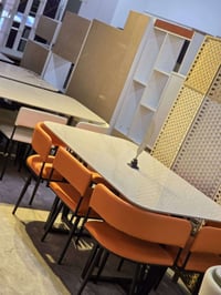 ميز طعام • ٦ كراسي جلد • سطح مرمر