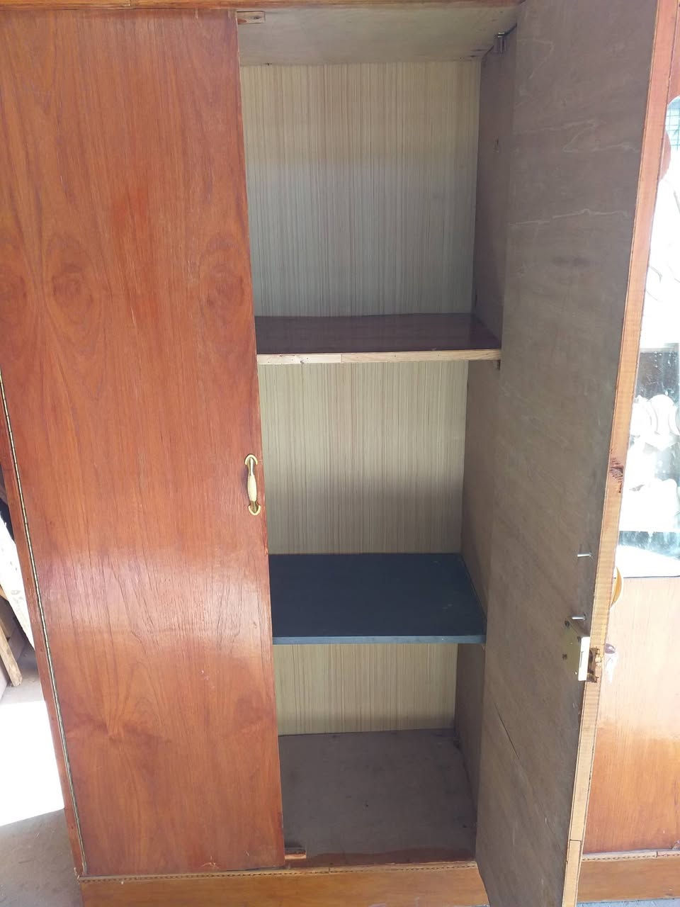 السلام عليكم  للبيع كنتور ٦ ابواب صاج  مستعمال بس نظيف   اسعر ٢٠٠  الف بي مجال مكان محل ابو غريب شارع الزيتون  هاتف  ***********
