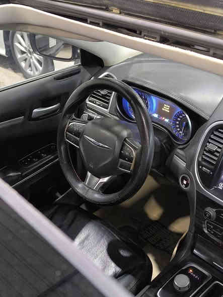 للبيع كرايسلر C300 2017 
وارد كندي كلين تايتل 
------------------------------
  * المواصفات * 🏅🥇
• فتحة سقف بانوراما 
• بصمة دخول ذكي تشغيل عن بعد 
• حساسات أمامية وخلفية وجانبية 
• كشنات جلد - كهرباء 
• تبريد قطعتين - مناخ منفصل 
• محرك 3500 CC
• كشافات زينون 
• شاشة - كاميرا خلفية 
• شفتات 
• باقي المواصفات موضحة بالصور 
------------------------------
صور السونار مرفقة بالمنشور 
للاستفسار الاتصال على الارقام 

📱- ***********

📱- ***********
..
