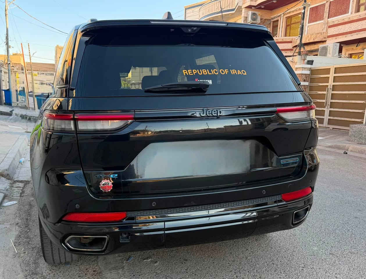 ‏  Jeep Grand cherokee 4xe
موديل2023 .. 4x4 هايبرد
ماشية  140 
الداخل لونين مطعم بصاج
إنارة داخلية LED 
5 راكب 
‎3 انضمة بنزين +هايبرد +كهرباء
#مواصفاتها
.  
.بصمه تشغيل عن بعد
.دمام خلفي
.كشنات جلد
.كشن السايق ميمري
.كشنات كهرباء
.صندوق كهرباء
.حساسات خلفيه 
. قطعتين تبريد 
.اشاير بالمري
.رادار امامي
.رادارات 360
خمسة وضعيات قياده
. بنوراما فتحتين
. كير ماوس
. نظام منحدرات
. هيترات بالكشنات 
.ويل كب اسود
.لايتات لد
.بكلايت لد
.كشافات
.بصمة ابواب
. نضام توقف ذاتي
فول مواصفات 1/1  بعد بيها مواصفات
الحادث جاملغ وبنيد
السعر 28 وبيها مجال
للاستفسار اكثر الاتصال على الرقم

***********
