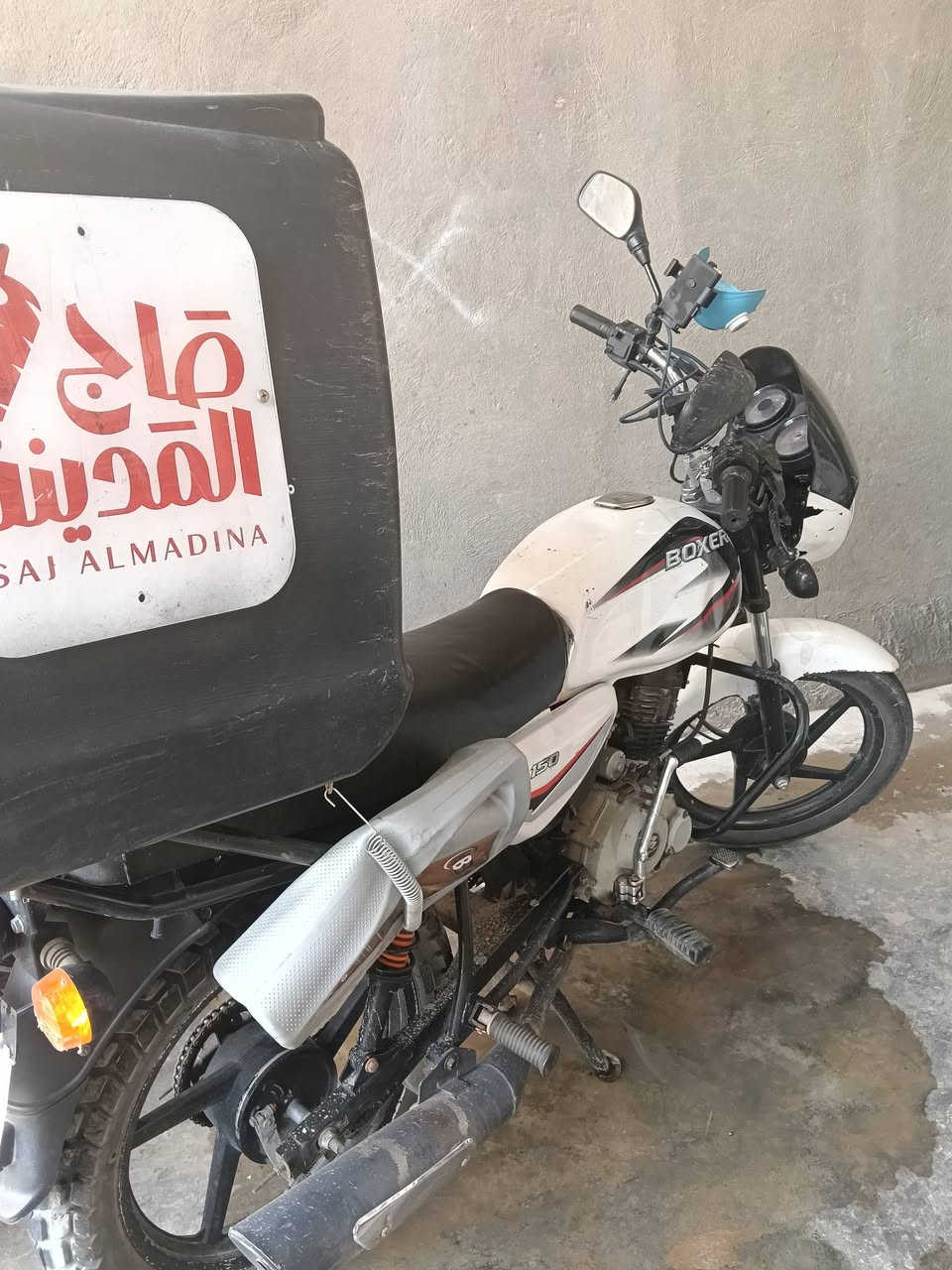 بوكسر مديل 22
مكينه كير يخبلن أي نقص مابيهن 
بيها نقوصات خفيف 
مرقمه بس السنويه ضايعه راعيها موجود ويطعلك وحده وهم يحولك بدربه اكفلك هل شي كفاله عامه واي شكال ترجع الدراجه وفلوس السنويه علي اني ادفعهن الك عارضها 1300 وبيها مجال شي بسيط *********** 
وتساب أو خاص
