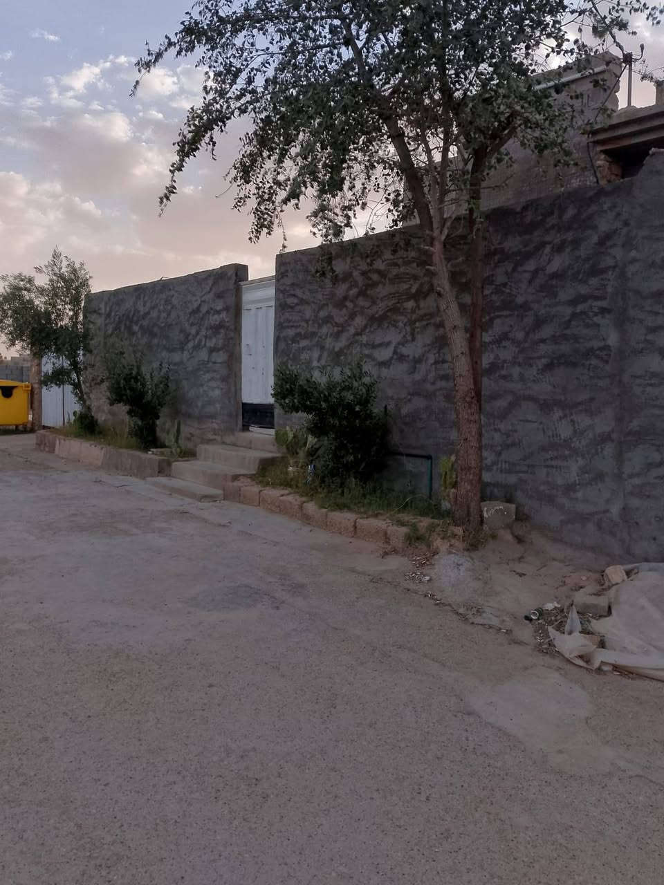 السلام عليكم
دار للبيع  مع قطعة أرض مسيجة في حديثة حي السبحاني( رقم) مورج معاملة لغرض التسجيل
مساحة الدار:400م
ومساحة القطعة :530م
يتكون الدار من طابق واحد
غرفتين نوم
هول
وديوان
وصاله
ومطبخ
وصحيات داخليه و خارجية
السعر خاص
للاستفسار الاتصال على الرقم
***********
