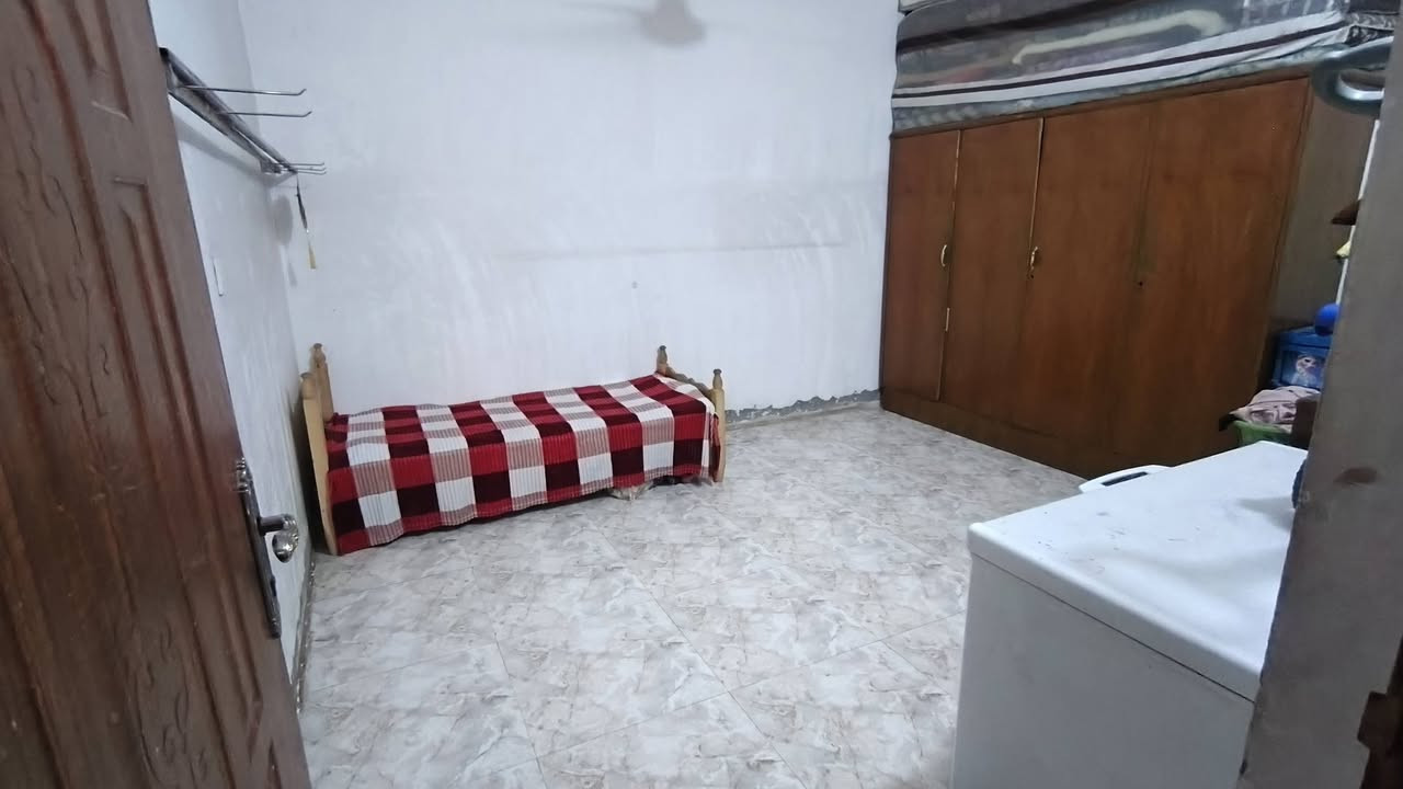 دار للبيع مقابيل مدرسة المسار يبعد عن المدرسة ٢٠ متر  المساحة ١٠٠ متر 
يحتوي على طرمة واستقبال وممر يدخل للبيت مطبخ  غرفتين
صحيات داخلية وتواليت خارجي
مع حمام وتواليت أيضاً بل طابق الثاني ما كاملة
اساس مسلح صب
البيت كامل 
للاستفسار الاتصال على  الرقم أو خاص ***********
