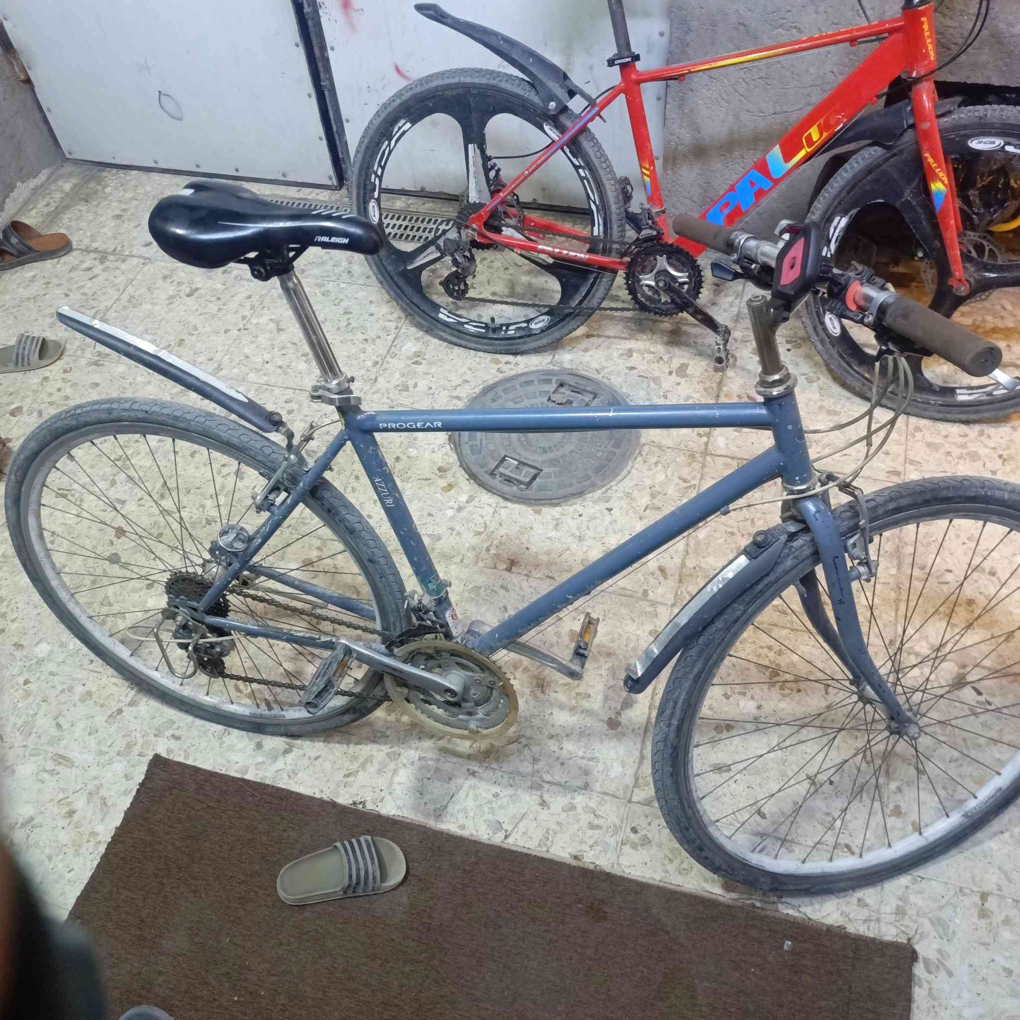 دراجة نوع 700c ماركة StepDragon فيراري ياباني لشة مضلعة واير دفن نظافة 95/% 

معدن فول المنيوم 
                         ماشة المنيوم صب 
                                                  نظام الويالة كمبليون 

سستم شيمانو كلارس 
                             كيورة سحب دفع 
                                                    دشالي 3امامي 7خلفي 

السعر 175الف وبي مجال 

((العنوان/بغداد/البلديات)) رقم الهاتف ***********
