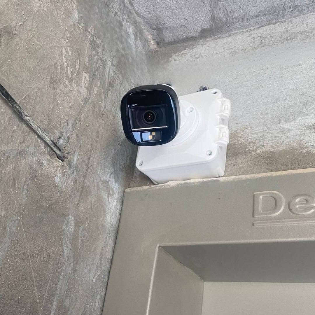 حاير وتدور على سستم كاميرات لبيتك او محلك ⁉️
وفرنالك   سستم نوع دهوا  الاصلي  موصفات حديثه  حتى يلبي احتياجك✅
منظومة نوع دهوا  الاصلي 
دقة 2 ميگا (250) الف فقط 🔥🔥
🔐العرض يشمل التنصيب المجاني
📌المواصفات
◻️4كاميرات دقة 2 ميكا فول كلر
     ( تصوير ليلي نهاري ملون حتى بدون انارة) 
 ◻️مع جهاز XVR دقة 2 ميكا نوع دهوا 4جنل  يشغل كل انواع جوكر💯💯
◻️هارد 500 كيكا بايت  الاصلي 
 ملاحضه المنضومه يجي ◻️مع منضومه  4 وايرات طول 20 متر الاصلي مزدوج 
◻️محولة خاصة للكاميرات والديفيار 
◻️بوكسات عدد 4خاصة بالكاميرات لحماية الفيش من 
     الرطوبة والعبث وتعطي شكل لائق للكاميرات
مع كيبلHD    4k
مع ماوس لاسلكي 
◻️فيش كامله خاصة بالكاميرات
◻️ممكن ربط المنظومة على الانترنت وتراقب وانت باي مكان بالعالم
متوفر كادر عمل مختص 
ونصب حترافي ودقه في العمل 
والعمل في جميع مناطق بغداد  
للستفسار  مراسله صفحه 
او عن طريق الواتساب
***********
#بيع #ونصب #وصيانه #جميع #انوع #كامرات #مراقبه
#دهوا 
#هيكفجن
#اسوار 
#شاهين 
#كامرات #واي #فاي
