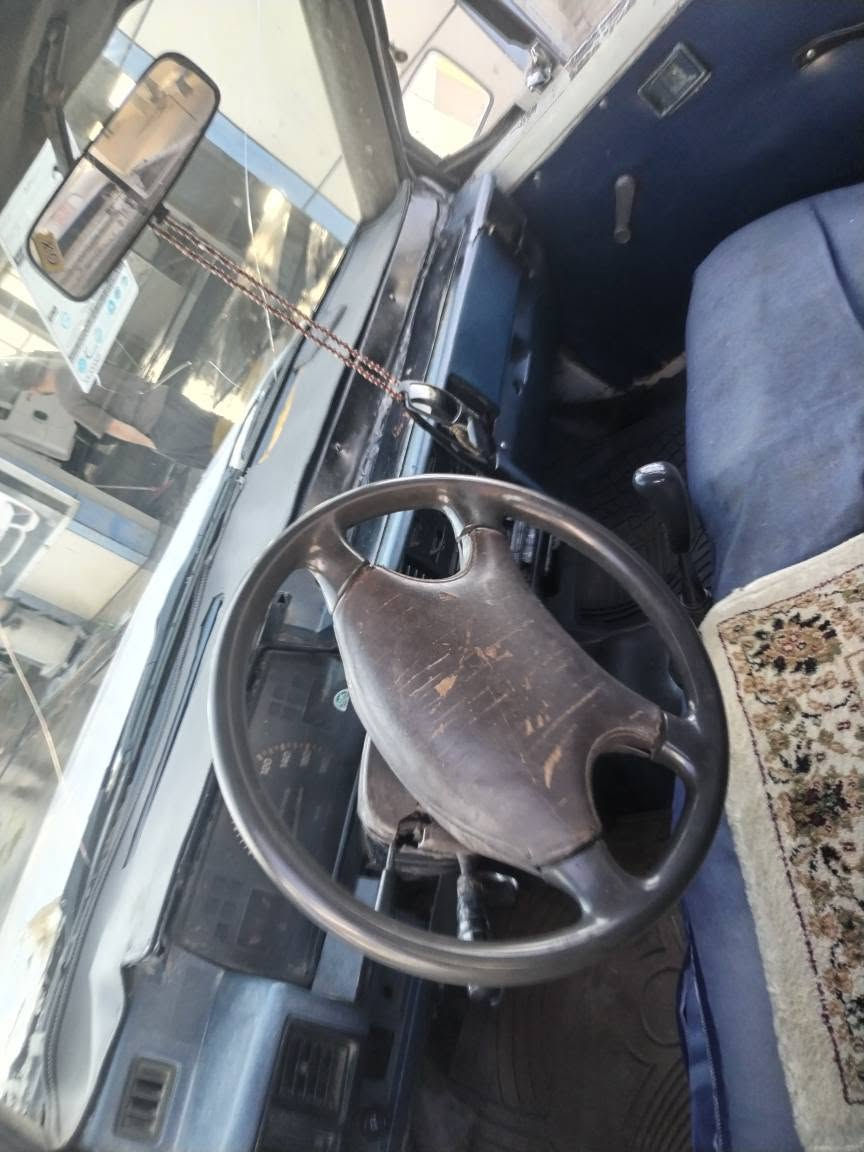 بە ناوی خودا مستەر بۆشی دە بڵ 
ئاڕمی پلاستیکی سلیمانی 
مە کینەی مستەر بۆشی 
4تایەی لۆکی 4ڕۆژە بۆی بەستراوە 
سە یارە کە زۆر تنو تۆڵە 
لایتو شتی هه موی ئیش ئە کات 
مۆدلی 1993
تازە کلاجو عەینەی بۆ گۆڕاوە پارەی ماتۆڕیکە
قفڵی قفڵی 9گڵایە 
***********
فایبەر واتس ئەپ السليمانية, العراق
