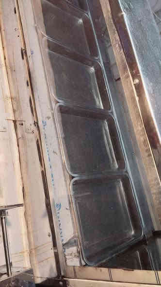 عربانة اكل للبيع مع قلايه متعددة الاستعمالات و جهاز بتيته حلزونيه و اناره خارجيه ويجي وياهه صونداتهه و منظم مال غاز العربانه نظام بخار السعر400,000 وبيهه مجال عنواني الزعفرانية شارع المعهد
