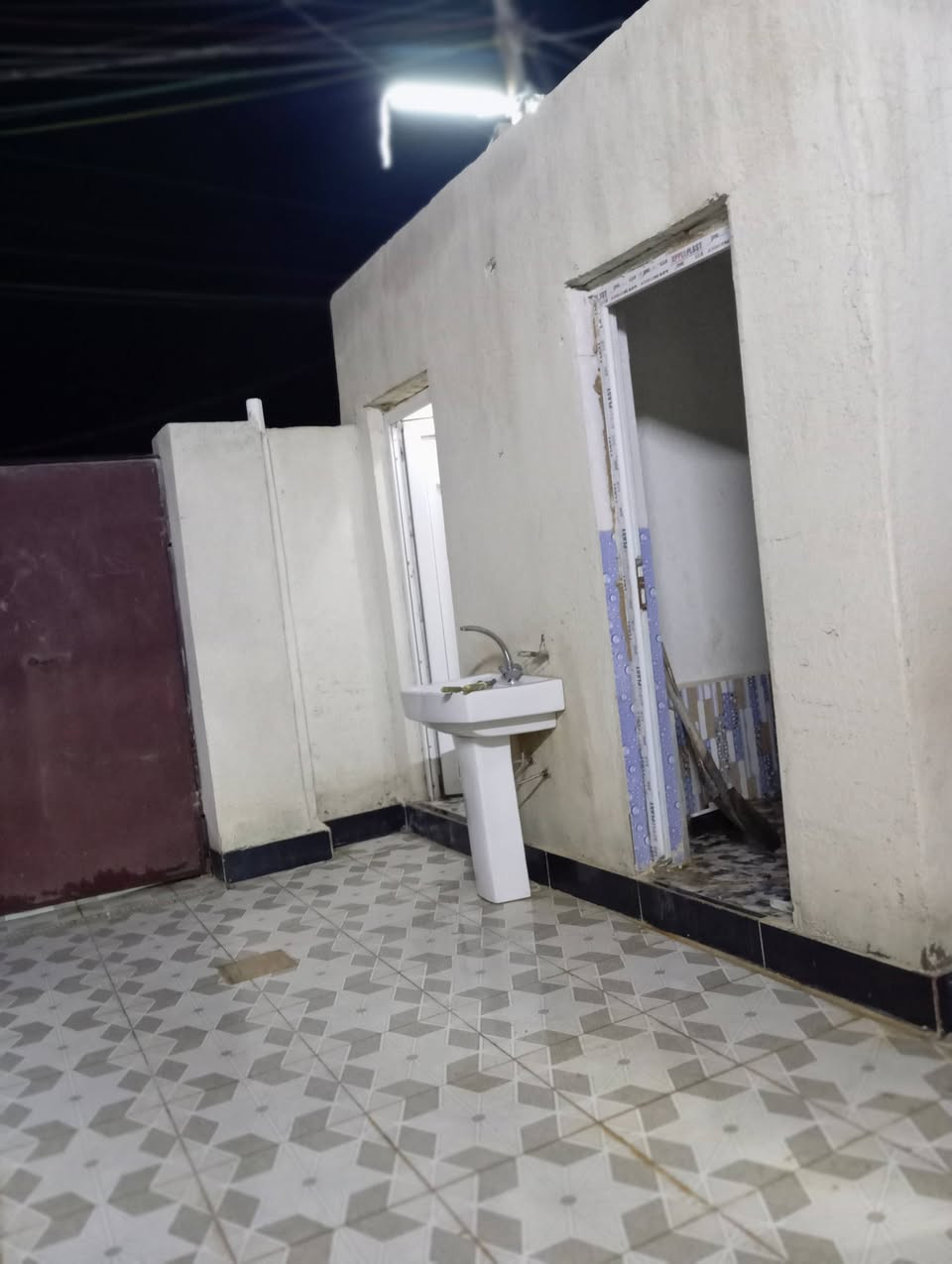 بيت زراعي للبيع مساحه 135
يتكون من غرفه نوم وصاله ومطبخ وديوانيه 
مكان حي امام رضا قرب مدرسة صينية شارع  عادل حاشوش نهايته استفسار اتصال على رقم ***********
