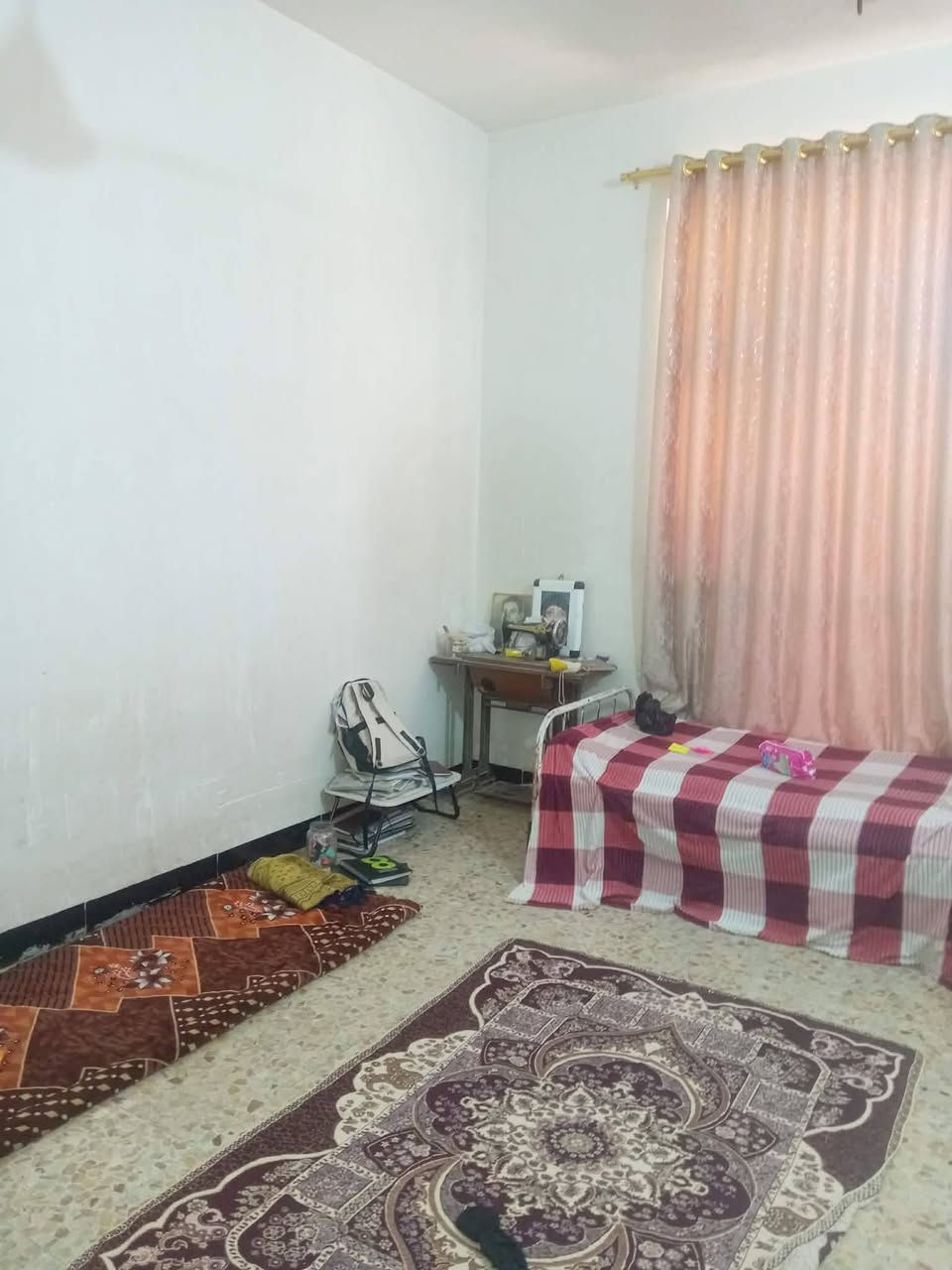 السلام عليكم .بيت للبيع طابو صرف .العنوان حي الزهراء قرب مدرسه الوقف الشيعي قريب جدا من الولايه .موقع منتاز على شارع عرضه 10متر .كافه الخدمات ماء كهرباء مجاري .المساحه الكليه 272 م  بناء حديث وجديد  طابوق والسقف صب كونكريت. الواجهه 16 م والنزال 17 م. يتكون البيت من غرفتين نوم 
واستقبال وصاله ومطبخ حار 
وبارد وصيحات خارجيه وداخليه
ومناور.. البيت مامطلوب لا سلفه ولا قرض يعني تكدر تسحب عليه سلفه أو قرض اسكان  .السعر مناسب قياسا مع الاسعار.السعر 130 وبي مجال للشراي ...للاستفسار تفضل خاص او اتصل ب *********** بيه واتساب
