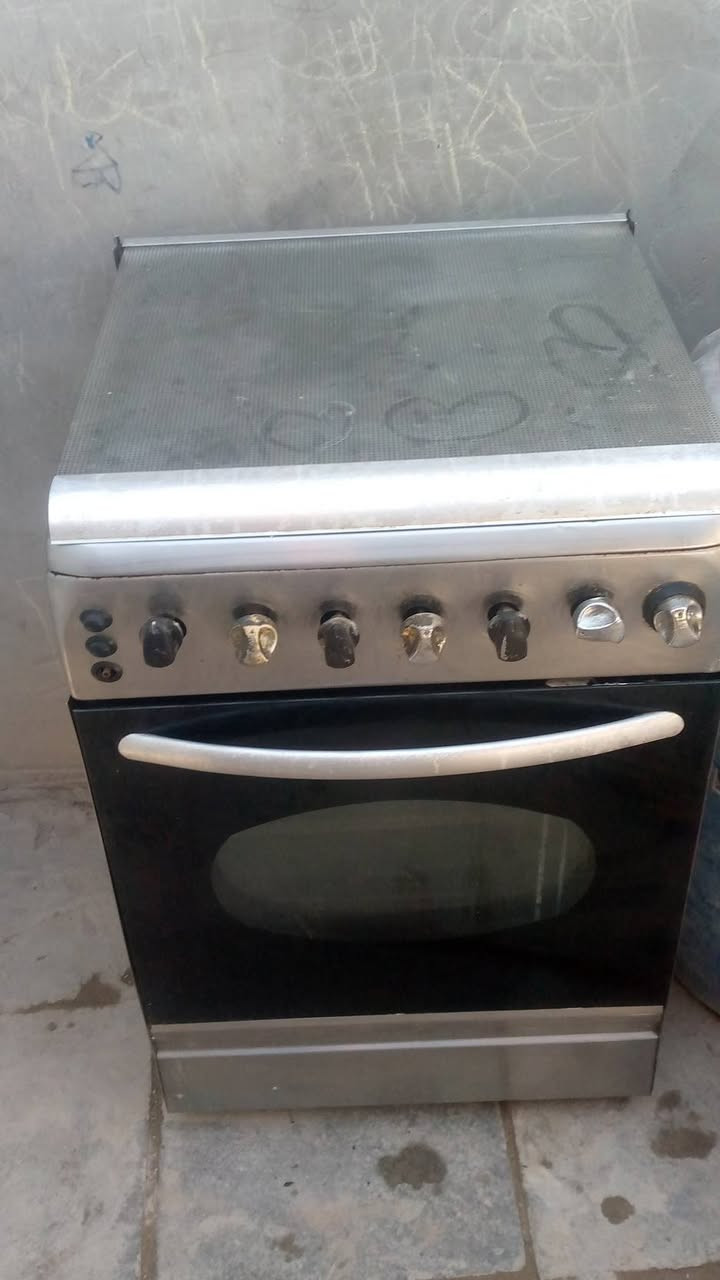 طباخ مصري اربع عيون كله شغال فرن شغال مال بيت نضيف السعر٧٥ تلفون ***********
