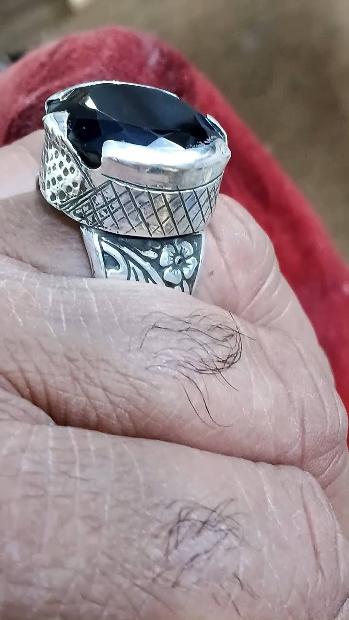 السلام عليكم محبس فضه قديم نوادر نقش وصياغه عراقي .. وب حجر التوباز الاصلي . ومفحوص على الجهاز . عنوان بغداد بدايه حي التراث .. السعر 80الف


**إذا كنت صاحب هذا الإعلان وتريد حذفه لأي سبب، رجاءا أرسل رسالة إلى الدعم الفني**