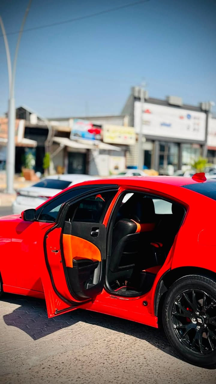 السلام عليكم 

دوج جارجر 2018 رقم انبار انكليزي – الهيبة الأمريكية والأداء الرياضي

أبرز المواصفات:

* تصميم رياضي مع شبك أمامي هجومي وهيبة على الطريق.
* 3.6 لتر V6.
* قير أوتوماتيك 8 سرعات سريع وسلس.
* نظام دفع خلفي، وبعض فئات الـV6 تتوفر بدفع رباعي.
* شاشة Uconnect مقاس 7 أو 8.4 إنش حسب الفئة.
* دعم Apple CarPlay وAndroid Auto.
* كاميرا خلفية.
* حساسات أمامية وخلفية.
* تشغيل بصمة مع دخول ذكي.
* مثبت سرعة.
* مقود متعدد الوظائف مع بدلات تبديل السرعات في بعض الفئات.
* مقاعد جلد أو قماش حسب الفئة، مع تبريد وتسخين للمقاعد في الفئات العليا.
* فتحة سقف كهربائية (حسب التجهيز).
* نظام صوتي Alpine أو Beats Audio في بعض الفئات.
* إضاءة LED نهارية ومصابيح زينون أو LED حسب الفئة.
* جنوط رياضية بقياسات 17 إلى 20 إنش.
* أنظمة أمان تشمل ABS، مانع الانزلاق، الثبات الإلكتروني، مراقبة ضغط الإطارات، ووسائد هوائية متعددة. (Edmunds)

الاستفسار الاتصال على رقم. 

***********
