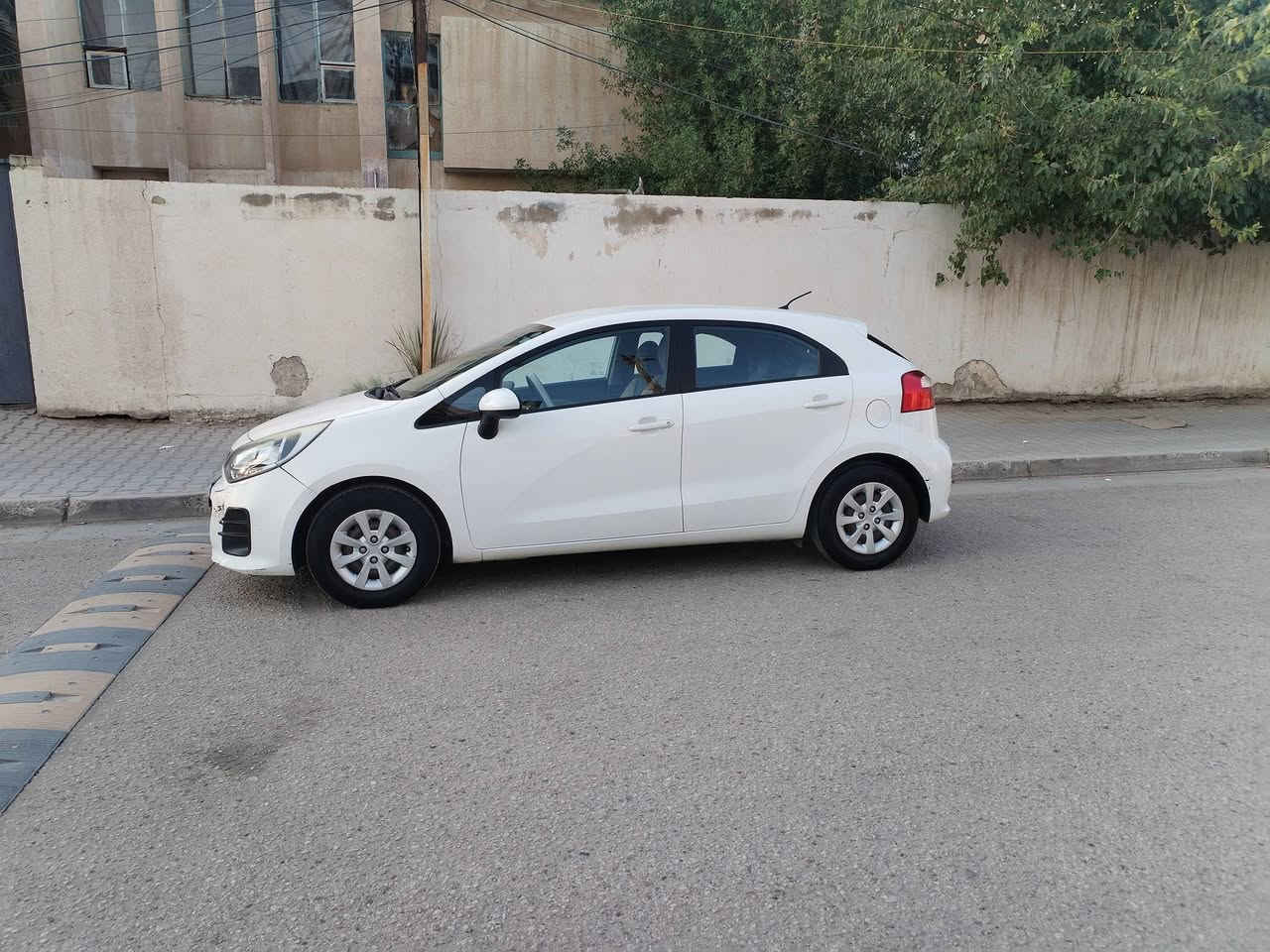 كيا ريو 2016 خليجي محرك 1600 السياره كلش نضيفه مال بيت موصفات مثل ما موضح بالصور جاهزه على اخر حبايه من كبر ومحرك وتخم تاير وتبريد ويه السويج السياره بسمي احولك مباشر مكان السياره بغداد رقم تلفون ***********
