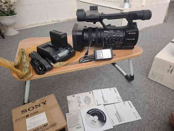 ✅ الموديل  Sony HXR-MC2500

🎥 أهم المواصفات الفنية للكاميرا Sony HXR-MC2500

🔹 المستشعر (Sensor)

نوع المستشعر: Exmor R CMOS

الحجم: 1/4 بوصة

أداء جيّد في الإضاءة المنخفضة مقارنةً بكاميرات الفئة نفسها.

🔹 العدسة (Lens)

تكبير بصري 15× (واضح على العدسة في صورك).

بعد بؤري: 29.8mm إلى 447mm (مكافئ 35mm).

فتحة عدسة: f/1.8 – f/3.4.

🔹 نظام التسجيل (Recording)

يسجّل فيديو بصيغة AVCHD 2.0.

دقة التصوير:

1920×1080 (Full HD) بمعدل 50p / 50i.

1280×720 حسب الإعدادات.

وسائط التخزين:

ذاكرة داخلية 32GB.

منفذ بطاقة SD/SDHC/SDXC.

🔹 الصوت (Audio)

مدخل مايكروفون XLR احترافي (غالبًا يكون في النسخة الكاملة مع حامل المايك).

تسجيل صوت Dolby Digital.

تحكم يدوي بمستوى الصوت (واضح على لوحة التحكم في الصور).

🔹 الشاشة والبحث (Viewfinder & LCD)

شاشة قابلة للطي بحجم 3.0 بوصة.

منظار إلكتروني EVF قابل للتعديل.

🔹 مميزات أخرى

مثبت بصري Optical SteadyShot.

خيار NightShot للتصوير الليلي بالأشعة تحت الحمراء.

بطاريات كبيرة من نوع NP-F (الصور تظهر عدة بطاريات وشاحن Sony أصلي).

📦 الملحقات 

2 بطاريات Sony NP-F.

شاحن أصلي مزدوج.
حقيبة sony أصلية .

شاشة الكاميرا مفتوحة.

حامل كتف مدمج (Shoulder Mount Style).

✅ مزاياها للاستخدام الإعلامي / الصحفي

1. جودة فيديو عالية:

تسجّل بدقة Full HD (1080p) بصيغة AVCHD، وهي مناسبة للتغطيات الإخبارية والفيديو الصحفي. 

2. أداء جيد في الإضاءة المنخفضة:

المستشعر Exmor R يمكنه العمل عند إضاءة منخفضة (حتى 0.8 لوكس في وضع SD) حسب المواصفات. 

يوجد ضوء LED مدمج في الكاميرا، ما يساعد عند التصوير في أماكن مظلمة. 

3. استقرار التصوير:

تصميم الكتف (shoulder-mount) يمنح استقرارًا جيدًا للتصوير اليدوي، وهو مهم جدًا عند تغطية أحداث ميدانية، مؤتمرات، أو مقابلات. 

4. صوت احترافي:

التحكم اليدوي في الصوت موجود (كما رأينا في مواصفاتها)، ويمكن استخدام مايكروفونات احترافية (XLR في بعض نسخ الكاميرا) — مهم جدًا للتسجيل الصحفي حيث جودة الصوت ضرورة.

بعض العروض تتضمن مايكروفون مثل Audio-Technica مرفق. 

5. ارتباط لاسلكي وتحكم:

تدعم Wi-Fi للتحكم عن بعد أو المراقبة. 

6. ذاكرة داخلية + بطاقات خارجية:

تحتوي على ذاكرة داخلية (حسب بعض المصادر)، بالإضافة إلى إمكانية استخدام بطاقات SD لتخزين إضافي.
مخصصة للعاملين في:
مجال الإعلام والصحافة 

تصوير الأعراس

الفيديو الوثائقي

تغطية الفعاليات

تسجيل الخطب والمحاضرات
السعر  مليون وخمسمائة ألف دينار كاميرا جديدة غير مستخدمة
الإتصال على الوتساب *********** أو وتساب *********** العنوان كربلاء المقدسة شارع أبو طالب .
