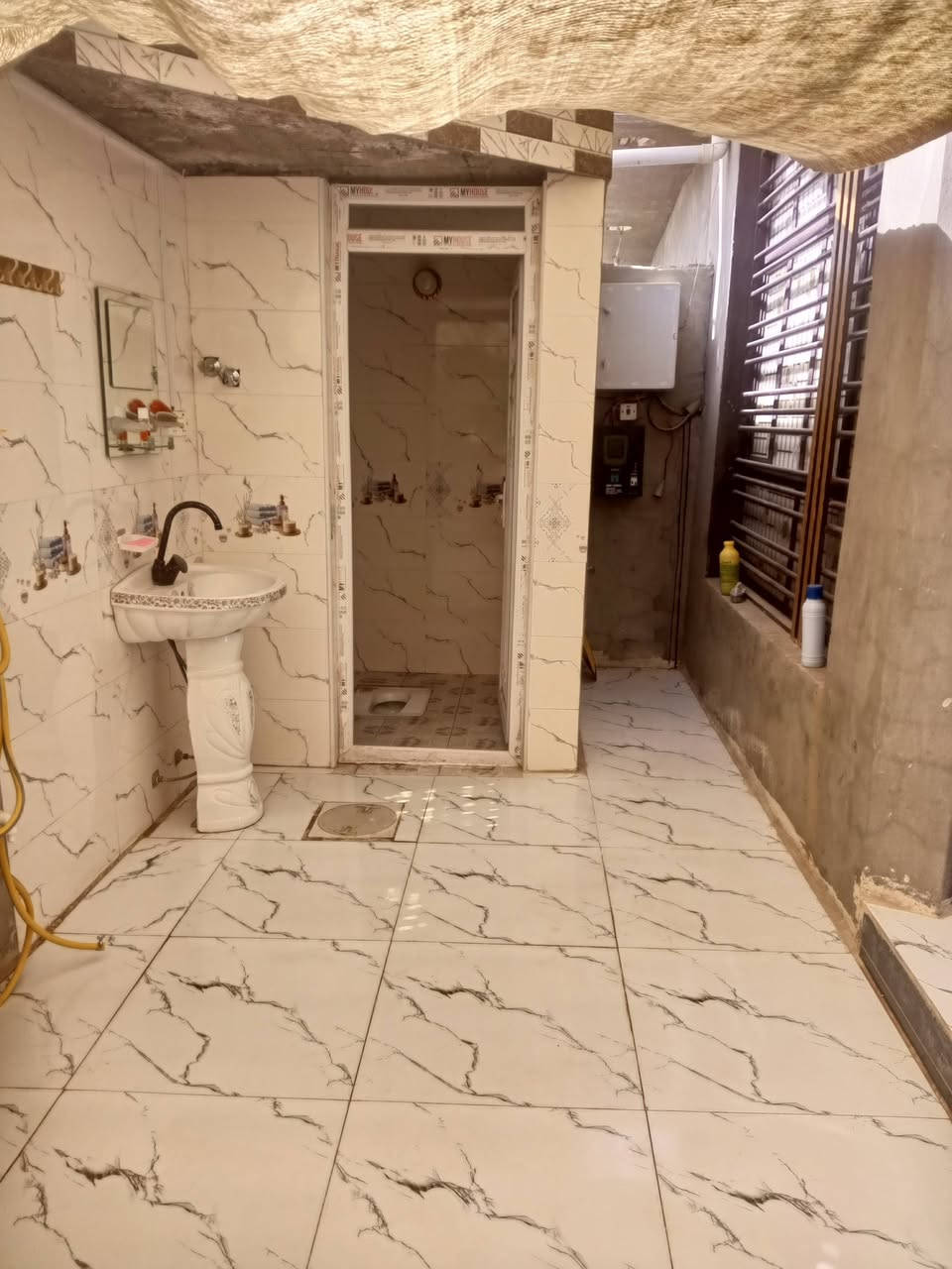 السلام عليكم منزل مساحه (150) 
طابو صرف بناء حديث طابوك والسقف صب مركزي 
العنوان حي العسكري قرب مدرسه كميل 
يحتوي على
صاله 7×4
استقبال 6×4
غرفه 5×5
مطبخ 4×3
مناور 2
حمام داخلي وصحيات خارجيه 
السعر 85 قابل للتفاوض 
الاتصال ***********
