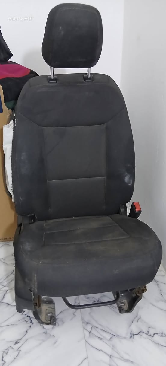 مقاعد اماميه مقعد السايق كهرباء بدون اي ضرر اومقعد  الراكب عادي بدون مواصفات طاك الايرباك او فرس بوليسي للبيع السعر 250الف للتصال ***********
