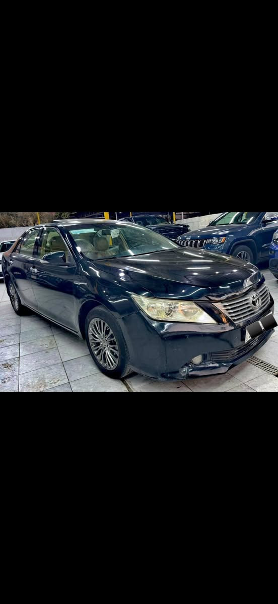 سلام عليكم ورحمة الله وبركاته 
عندي تيوتا كامري موديل 2012
خليجيه محرك 2500 4 سلندر
موصفات سياره سلايت طكتين 
كشنات تتفئه وكهرباء تحكم جهتين 
داخل عسلي صاج ملكي اربعه دسك 
سياره عليه ادامه كامله سياره 
تخم تاير جديد اصلي منضومت زينون 
سياره بيه 3 قطع كلير فقط بدون 
دكت جاكوج وبيه جراد بصيط كلش 
فقط مكاني بغداد الدورة اي ستفسار 
الخاص مفتوح او هاذا رقمي 
***********
بيع او مراوس حسب القناعه
