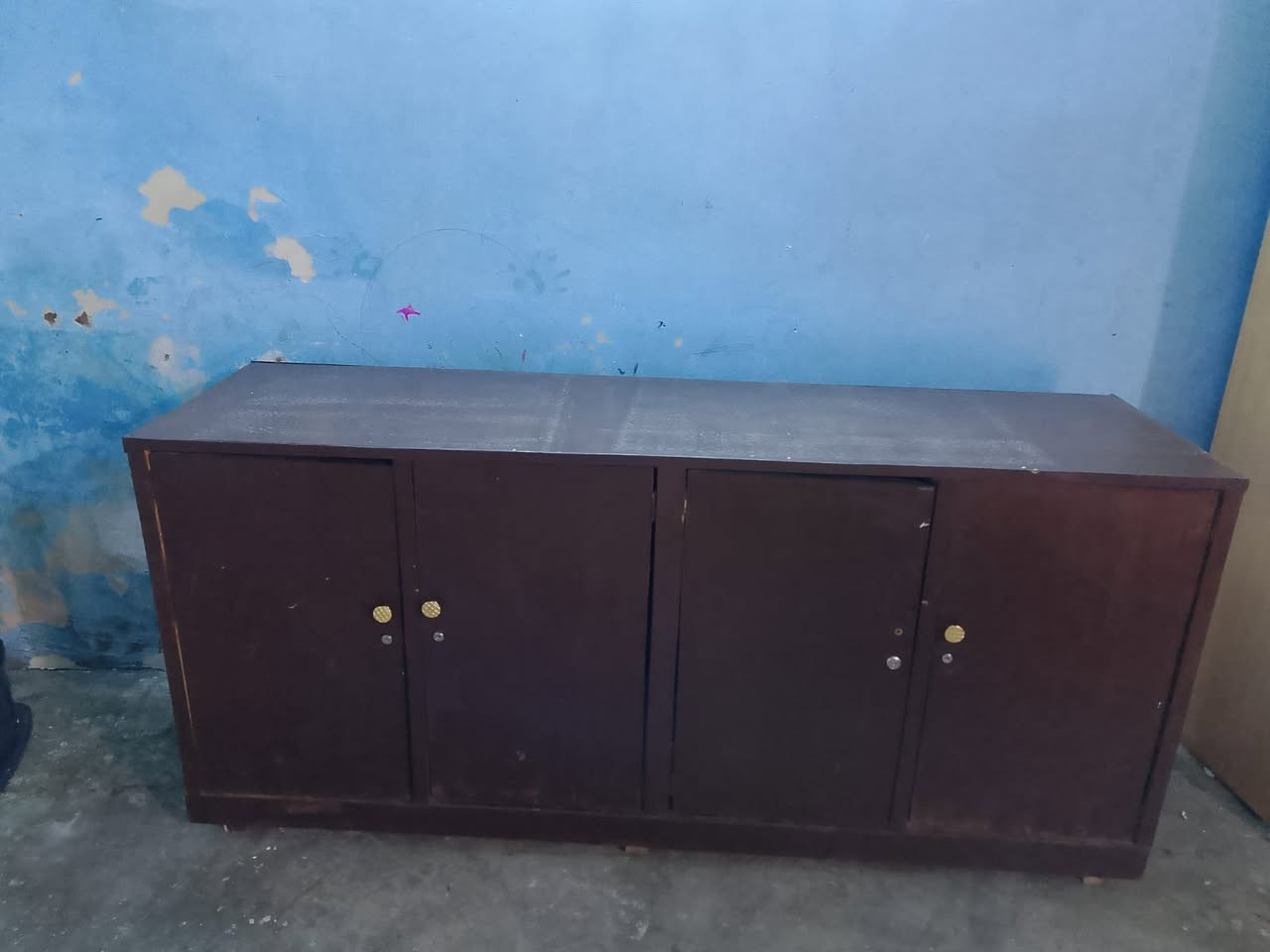 بوفيه نجاره نضيفه السعر 65 وبيها مجال الشراي يتصل
***********
