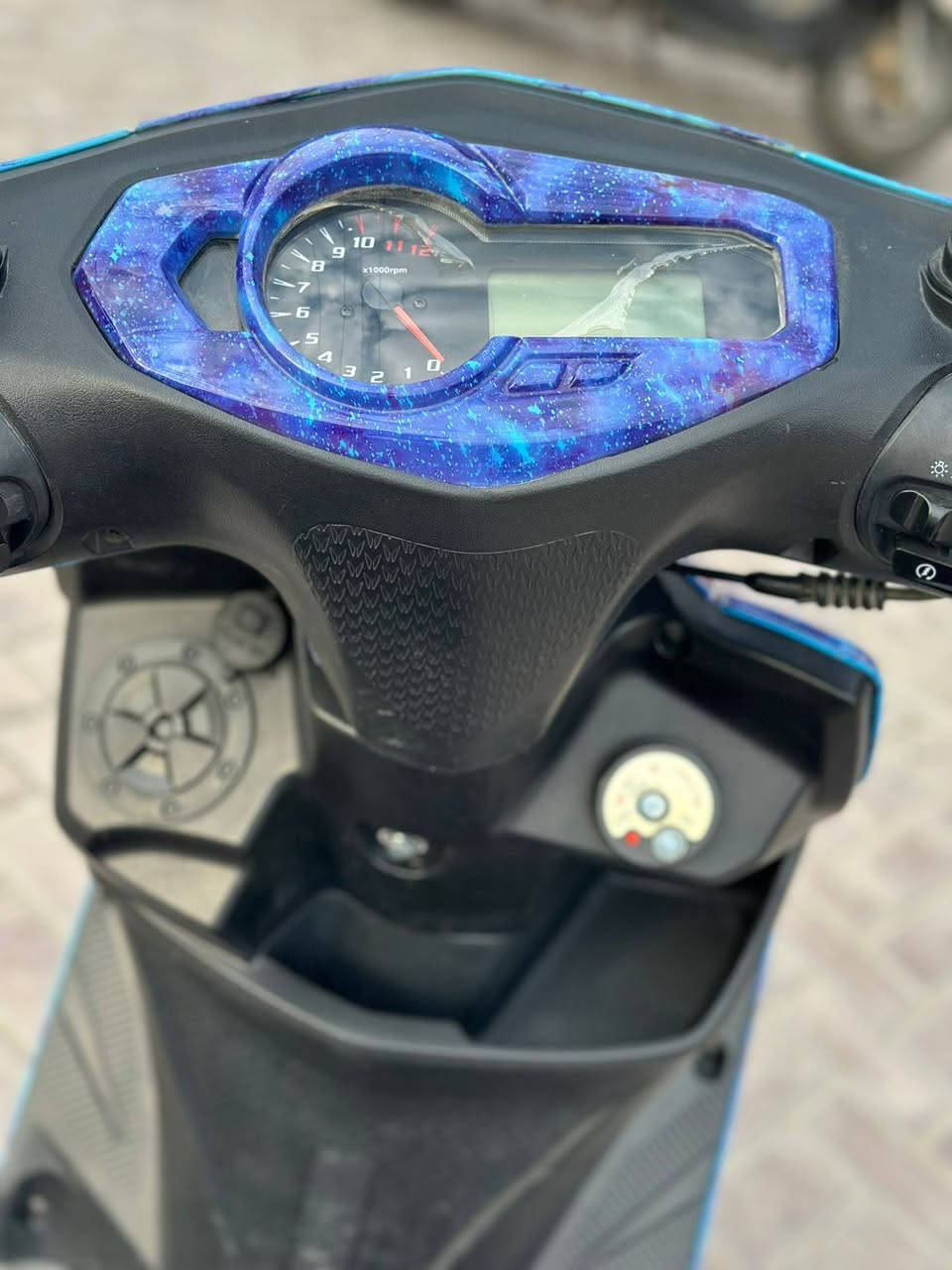 السلام عليكم سكنس كوري للبيع 2023 بصمه تشغيل عن بعد ستاند حساس منفذ شحن بها شاشه لمس دراجه زيرو جديده معنى كلمه ب 800 وبيها مجال حق الجيه بغداد حي القاهره قرب مركز شرطه القاهره بيكم خير وتدللون كفاله عامه رقم الهاتف ***********
