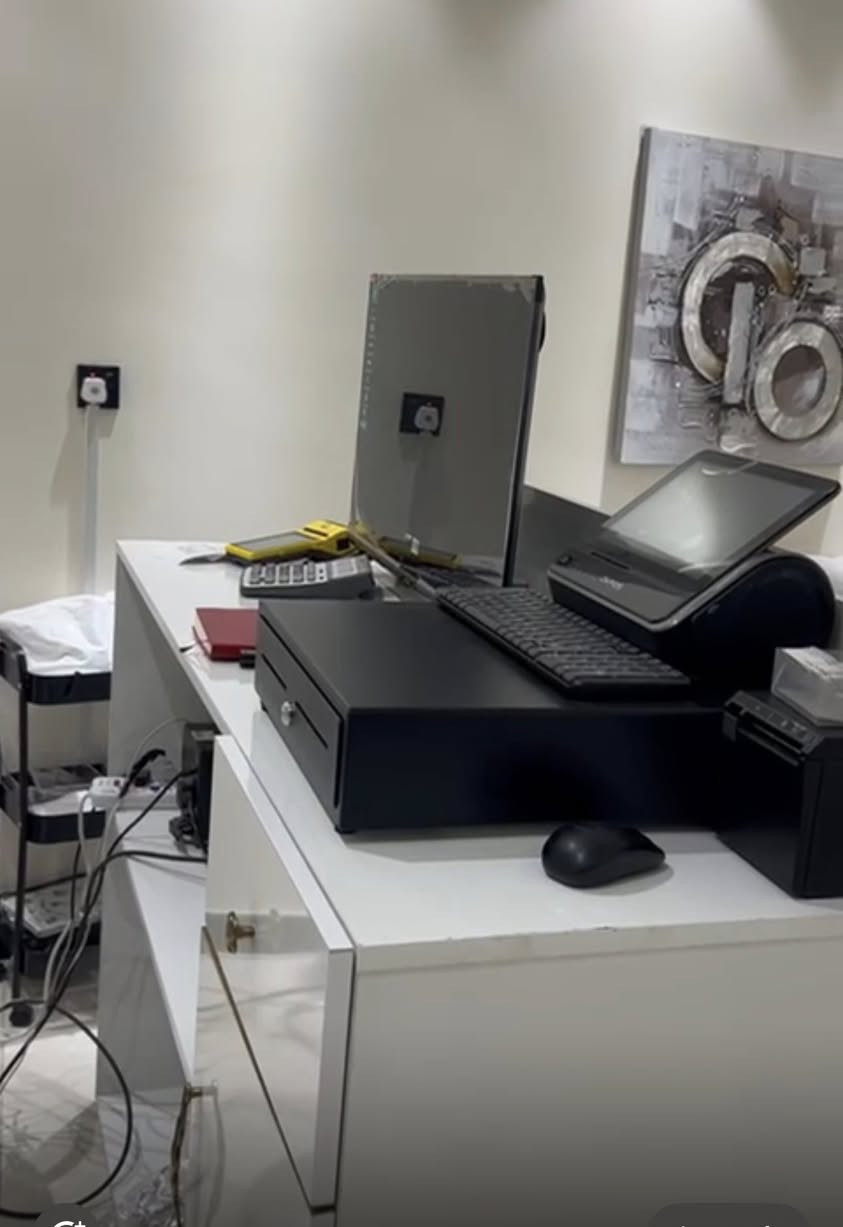 السلام عليكم للبيع ميز رسبشن كبير يحتوي على مجر وباب وخانتين كبار الميز بحالة ممتازة ونظيف جدا ويتحمل وزن كبير مثل ما موضح بالصور  اضافة الى ميز صغير يحتوي  عل مجر وخانة بحالة جيدة جدا ونظيف 
السعر للميز الكبير 250 الف وبي مجال
الميز الصغير ب125 وبي مجال
العنوان بغداد 
الرقم : *********** وبي واتساب هم
