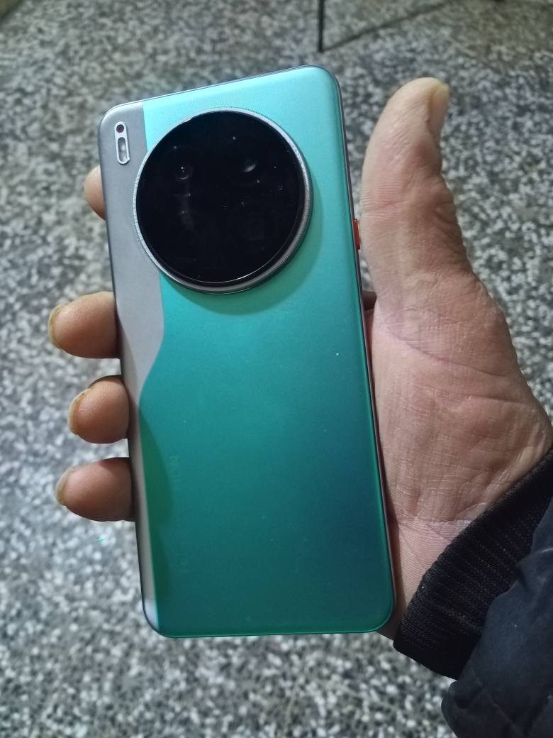 كومون 40بريمر جهاز اخو الجديد فقط حافظة نظافة 100 ذاكرة 256 كيكا وعشوائية 12+12 يدعم لعبة بوبجي 120فريم وبدقة عالية الجودة مكاني بغداد مدينة الصدر *********** الاتصال خاص فقط بغداد, العراق
