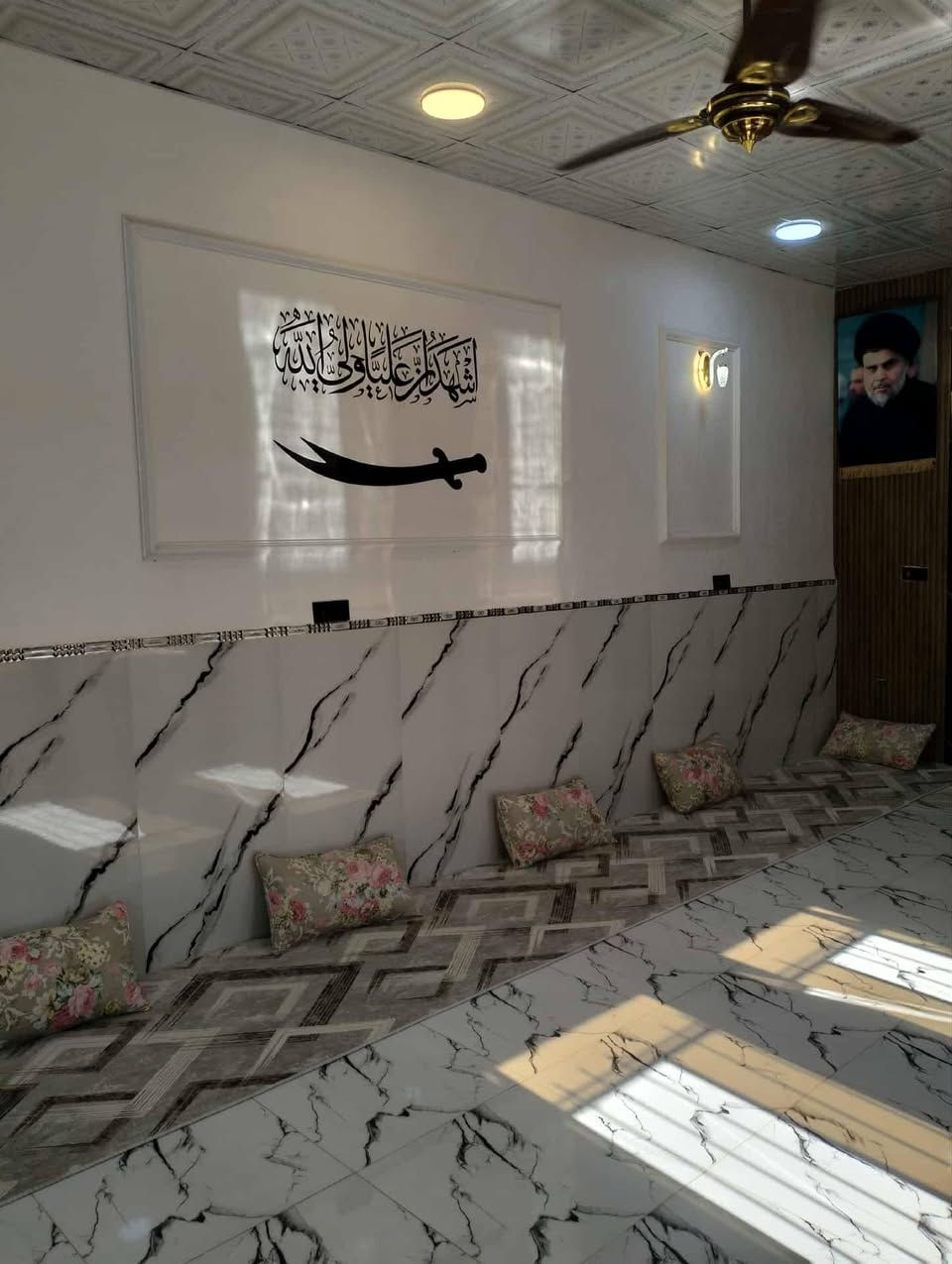 بيت للبيع حي الحكيم المساحه 200 غرفتين وهوا ومطبخ استقبال وصحيات داخل وخارج نزله بيت خليفه يبعد عن الشارع 100 متر الاستفسار  ***********
