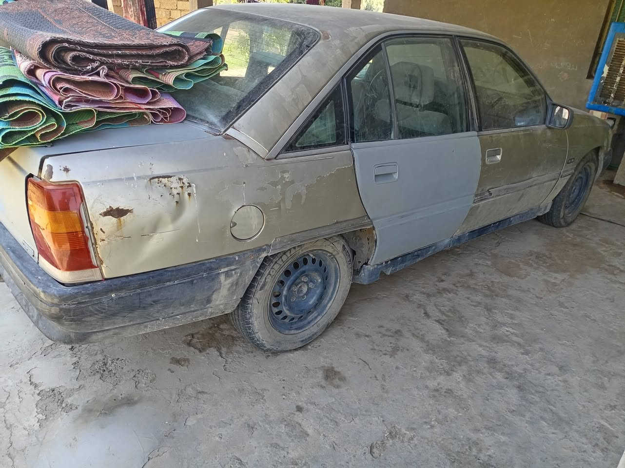 للبيع أوميكا موديل ١٩٨٨، مكينة كايمة، كير عادي شغال التايرات الأمامية جديدة راديتر جديد مازدات جدد عنبار جديد صدر جديد بيها خياسات شوي السيارة محورة كابريتر، سنوية خضرة راعيها ماأندله، أبيع كوم حديد السعر ٨ ورقات للاستفسار الاتصال ***********
