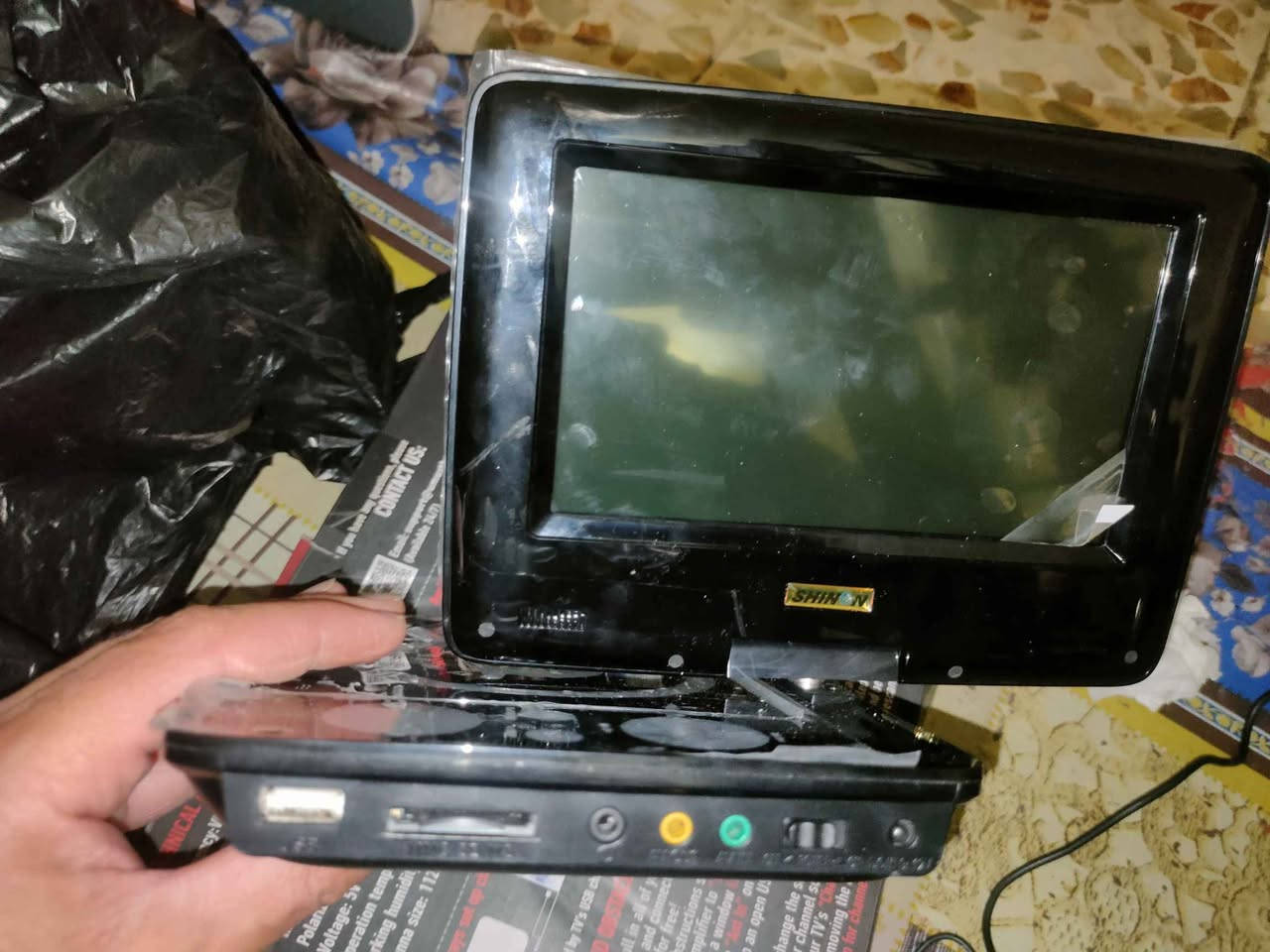 جهاز DVD مشغل الوسائط والألعاب جيل الطيبين من شركة SHINON ، الجهاز جديد يعتبر خياراً مثالياً للسفر، للرحلات، أو للأطفال بالبيت لأنه يجمع بين التلفزيون ومشغل الأفلام والألعاب الكلاسيكية في جهاز واحد.
🛠️ المواصفات والمميزات الفنية:
الشاشة: شاشة ملونة واضحة وقابلة للتدوير بزوايا مختلفة لراحة الرؤية.
مشغل الأقراص (DVD/CD): يقرأ بامتياز أقراص الـ DVD والـ CD بجميع أنواعها (أفلام، مسلسلات، أغاني).
منفذ USB: يدعم تشغيل الأفلام، والموسيقى، والصور مباشرة من الفلاش و الميموري.
🎮 ميزة الألعاب (Retro Gaming): الجهاز يحتوي على نظام مدمج لتشغيل ألعاب جيل الطيبين المشهورة (NES مثل ماريو، كونترا، الدبابات وغيرها) عن طريق الفلاش او ميموري
المنافذ: يدعم ربط منافذ خروج للصوت والصورة (AV OUT) لربطه على شاشة تلفزيون كبيرة إذا تحب.

📦 الملحقات الكاملة القادمة مع الجهاز:
الجهاز يأتي بكامل غراضه الأصلية وملحقاته الإضافية الموضحة بالصور:
🎮 يد ألعاب (عدد 2): جويستيكات مخصصة للألعاب بمنفذ USB  للاستمتاع بألعاب 

🕹️ جهاز تحكم عن بعد (ريموت): الريموت الأصلي الخاص بالجهاز للتحكم بالأفلام والميديا عن بعد
🔌 شاحن سيارة مدمج: واير شحن خاص للربط على قدّاحة السيارة، ممتاز جداً لتشغيل الأفلام للأطفال أثناء السفر والرحلات.

📡 إريل (أنتينا) استقبال التلفزيون: يربط بالجهاز لالتقاط القنوات الأرضية.

📺 كابلات الصوت والصورة (AV Cables): الوصلات الخاصة لربط الجهاز على شاشات التلفزيون الكبيرة.

🎧 سماعة أذن (Headphone): يأتي مع واير سماعة إضافي للخصوصية أثناء الاستماع.

📱وياه رام يحتوي على كثير من الالعاب ويمكن الاضافة عليها.

📺وياه الهوائي (Antenna) بتصميم رقيق جدًا ويدعم دقة عالية (Full HDTV) تصل إلى 4K.يأتي مع مضخم إشارة (Amplifier) لتعزيز استقبال القنوات التلفزيونية الرقمية المجانية. البصرة, العراق


**إذا كنت صاحب هذا الإعلان وتريد حذفه لأي سبب، رجاءا أرسل رسالة إلى الدعم الفني**