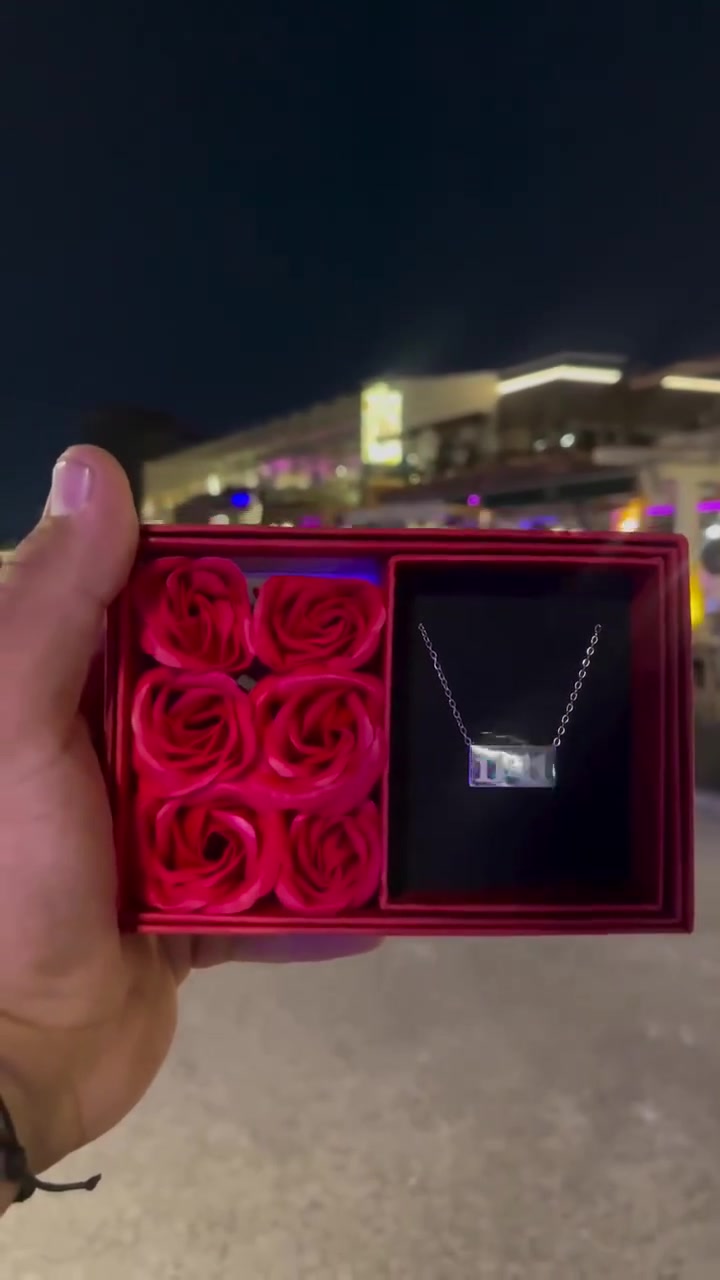 اللهم صلي على محمد وآل محمد
توفرت من جديد الحفر الأصلية 💕
سعر 6الاف وتوصيل 4🚘يوجد خدمة توصيل لجميع محافظات العراق 

قلادة الوقت المميز 11:11
وقت الامنيات 
11:11 منو ميحب هالوقت 😍
قلادة وقت تحقيق الاماني  🤍✨
طلاء ثابت مدى الحياة
جودة عالية
توفر بلونين الذهبي والفضي 

، 11:11، رمز الصحوة والتنوير.
ووفقاً لعلم الأعداد، فإنَّ العدد 11 يمتلك صفات الصبر، والصدق، والروحانية، والحساسية، والحدس وليس مثالياً وحنوناً. هؤلاء الناس الذين ينتمون إلى الرقم 11، يعملون على مستوى مختلف من الطاقة. و11:11 تحثنا على الالتفات إلى قلوبنا وحدسنا الداخلي. إنها بمثابة دعوة للاستيقاظ وعدم تفويت الفرص المتاحة في هذا العمر. ويمثل عدد 11 أيضاً الرؤى والإبداعات الفنية والاختراعات والابتكار، والوفاء، والاستقلال، والإنجاز، والحب والانسجام والتوازن. وهو علامة على أننا أكثر انسجاماً مع الطاقة التي تتدفق في الوقت الراهن، والتي يمكننا استخدامها لنندفع أكثر في رحلتنا.
وقد صاغ مصطلح "التزامن" كارل يونغ وأوضح أن الحوادث العادية هي أكثر من مجرد "مصادفات متكررة" وتظهر على وجه التحديد لتبين لنا الحقيقة وراء العالم. انتظر حتى تدق الساعة 11:11، وراقب مدار الساعة لدقيقة كاملة ثم اغمض عينيك وتمنى أمنية مبهجة لمستقبل أكثر إشراقاً وسحراً. لحسن الحظ، لديك فرصة حدوث ذلك مرتين خلال يوم واحد.
نوع المعدن. ستل ستيل طلاء ثابت مدى الحياة جودة عالية
متوفرة باللونيين الذهبي والفضي 💛🩶
السعر 6 الاف  
🚘يوجد خدمة توصيل لجميع محافظات العراق ٤ الاف🚘


**إذا كنت صاحب هذا الإعلان وتريد حذفه لأي سبب، رجاءا أرسل رسالة إلى الدعم الفني**