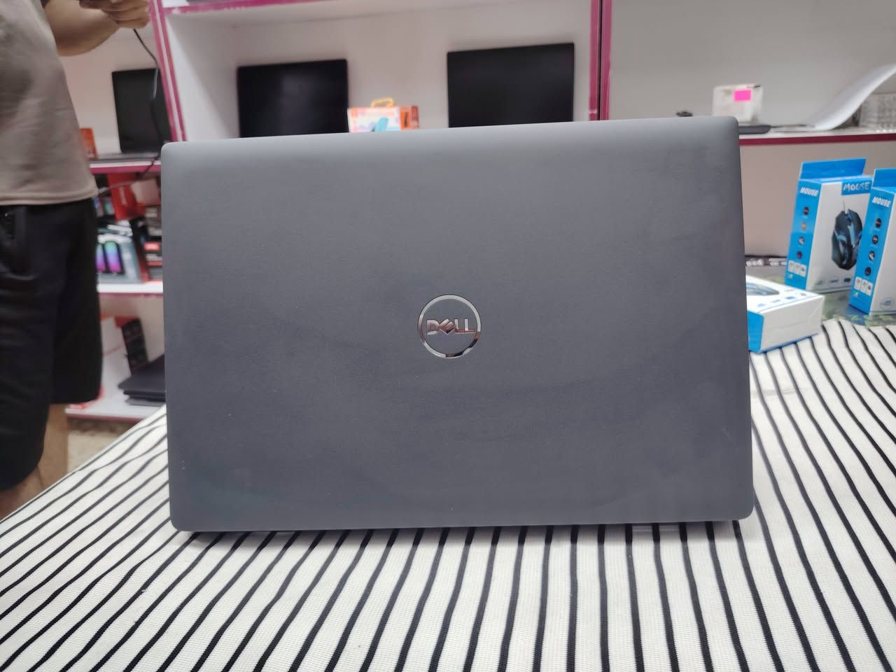 السلام عليكم ورحمة الله وبركاته #للبيع_لابتوب_Dell3420
لابتوب يجمع بين الحداثه والسلاسة والأداء الممتاز وبسعر مناسب ومعالج قوي يتيح لك استخدام جميع البرامج القوية والمتوسطة والألعاب بحوث العاب فوتوشوب حرفيا قوي 

Dell Latitude 3420

Core i5 11th
معالج كوراي فايف الجيل 11

Ram 8 gb ddr4
رام 8 كيكا ددر4 قابل 

Hard SSD M.2 256
هارد 256 كيكا سسد ام تو 

14 INCH FHD 1920*1080
شاشة حجم 14 انج فول اجدي 

4 GB INTEL GRAPHICS
كرت شاشة داخلي انتل 4 كيكا 
كيبورد ضوئي 
ملحقات شاحنة أصلية
جنطة 
ماوس باد ماوس 
ضمان اسبوع نظافة 99%100
السعر 375 الف وبي مجال 
التواصل خاص او على الرقم ***********
